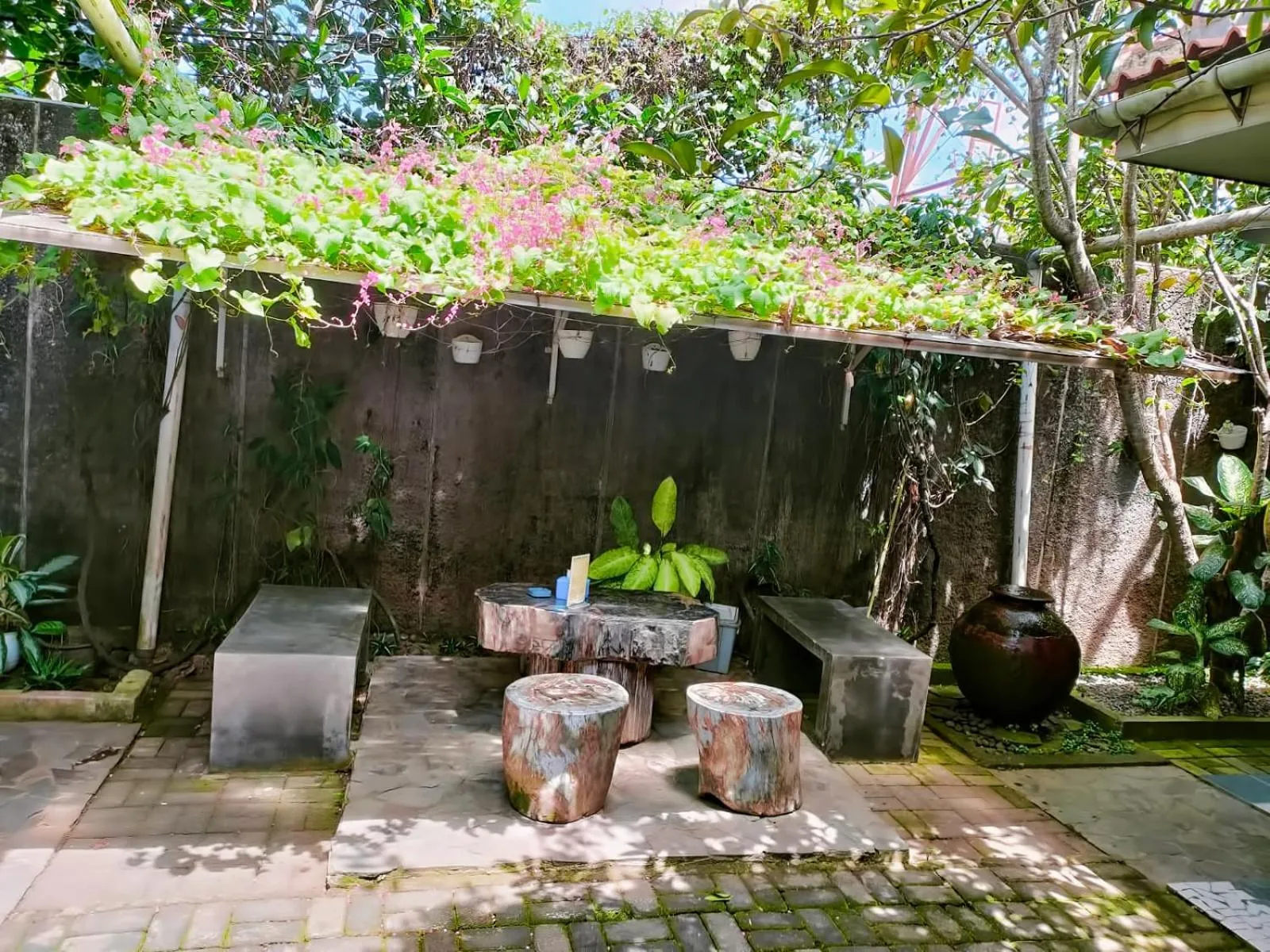 Garden in Jeng Tini Guest House