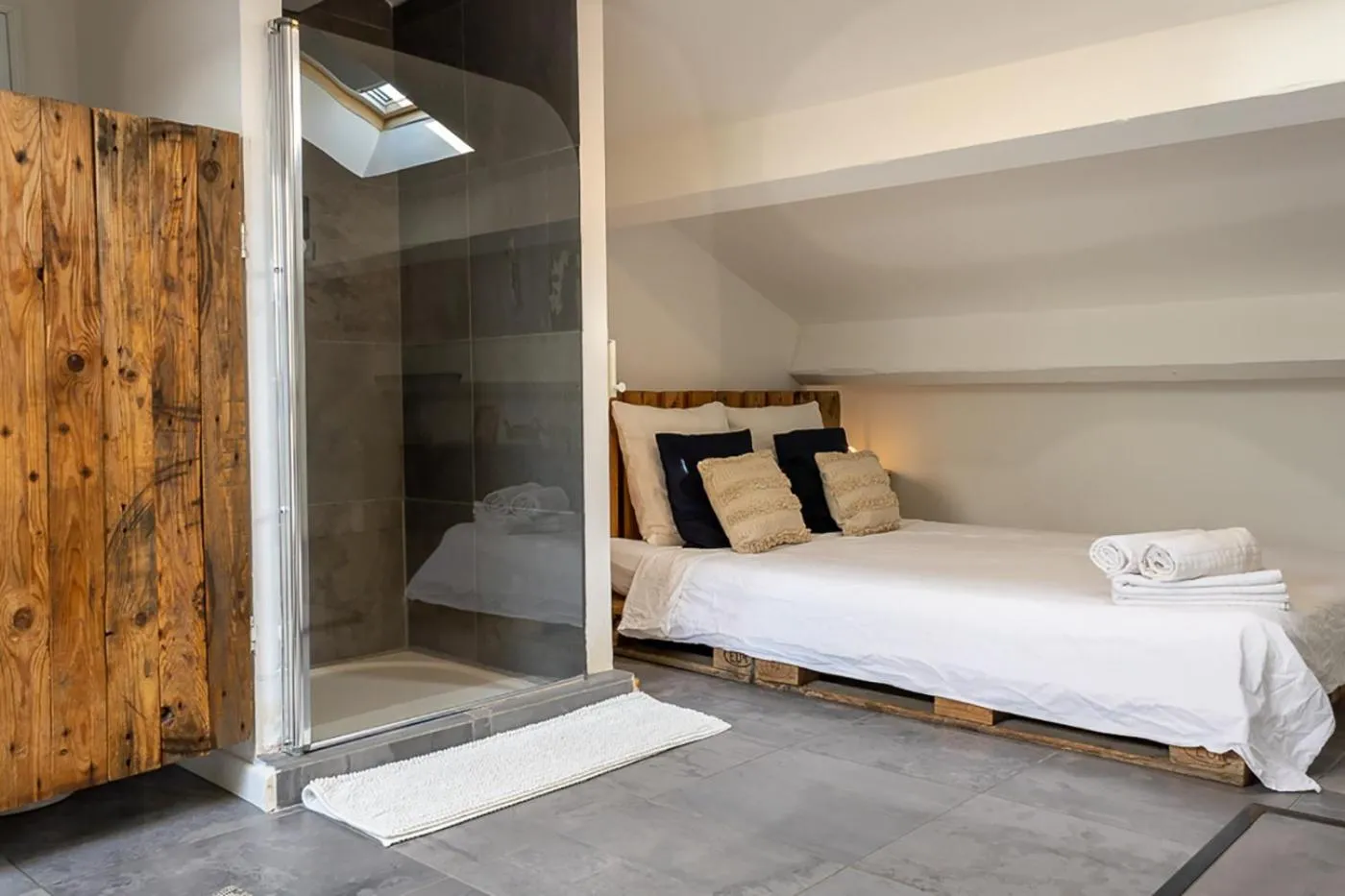 Shower, Bed in Mas Lafleur