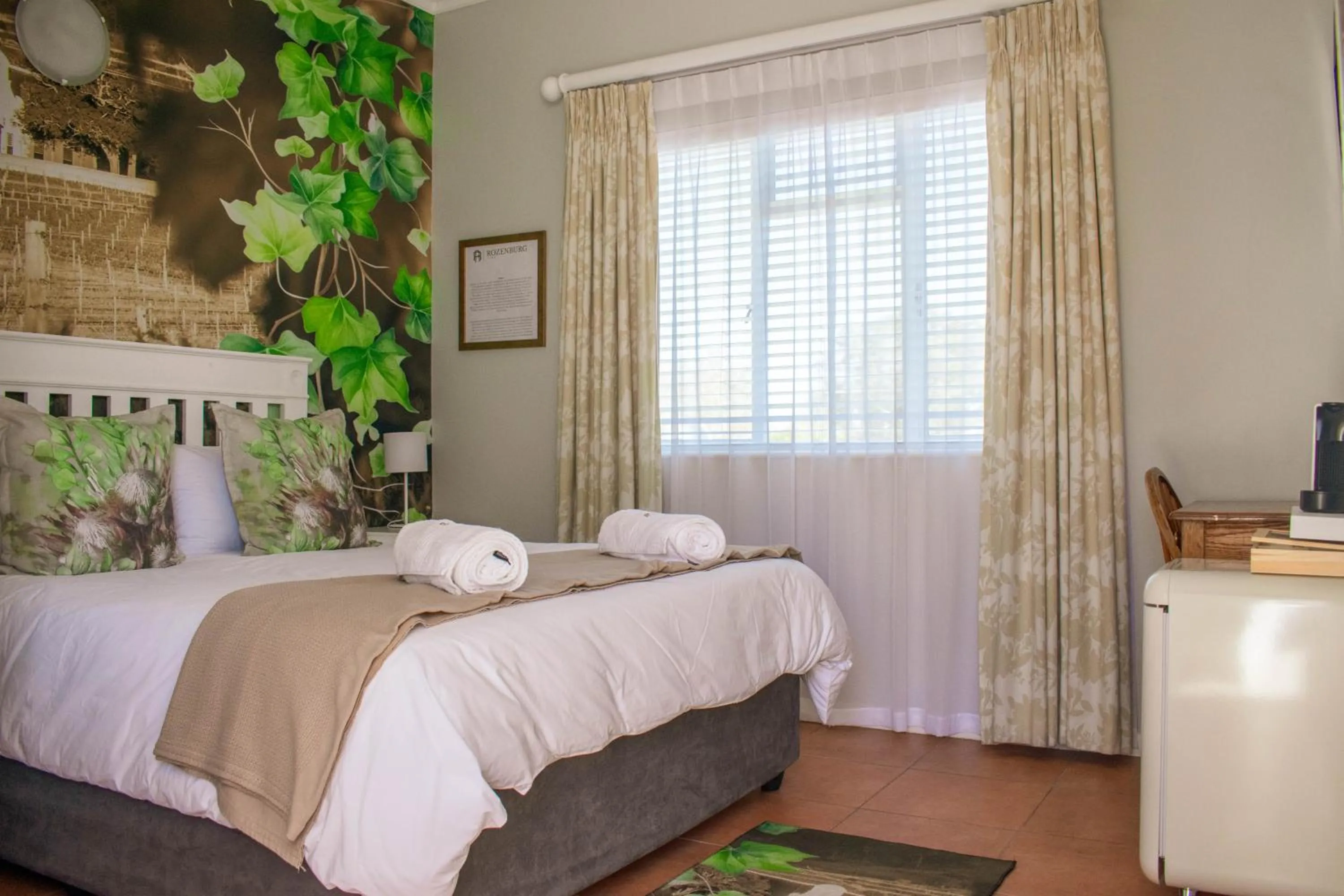 Petite Queen Room in Rozenburg Guest House