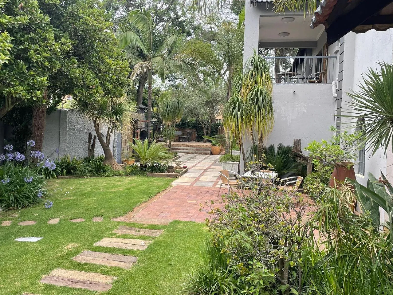 Facade/entrance in Africa Footprints Lodge Kempton Park