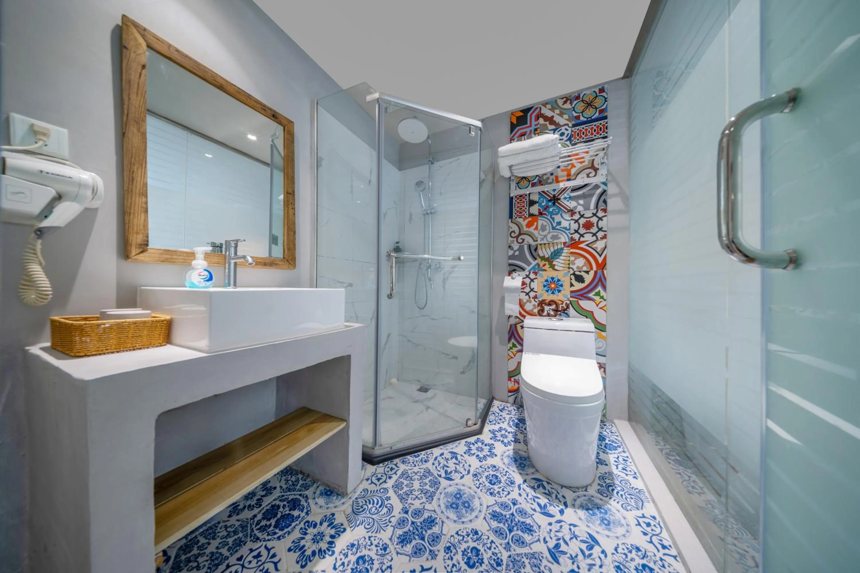 Toilet in SONDERIA Lazybones Hostel- Wenshu Temple Side, Chill Hostel with All-Day Brunch, Travel Agency in English & Local Bar Vibes