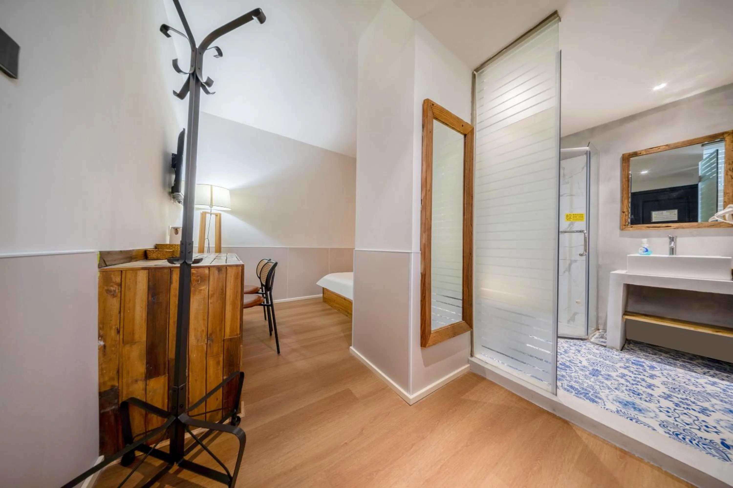 Shower, Bed in SONDERIA Lazybones Hostel- Wenshu Temple Side, Chill Hostel with All-Day Brunch, Travel Agency in English & Local Bar Vibes