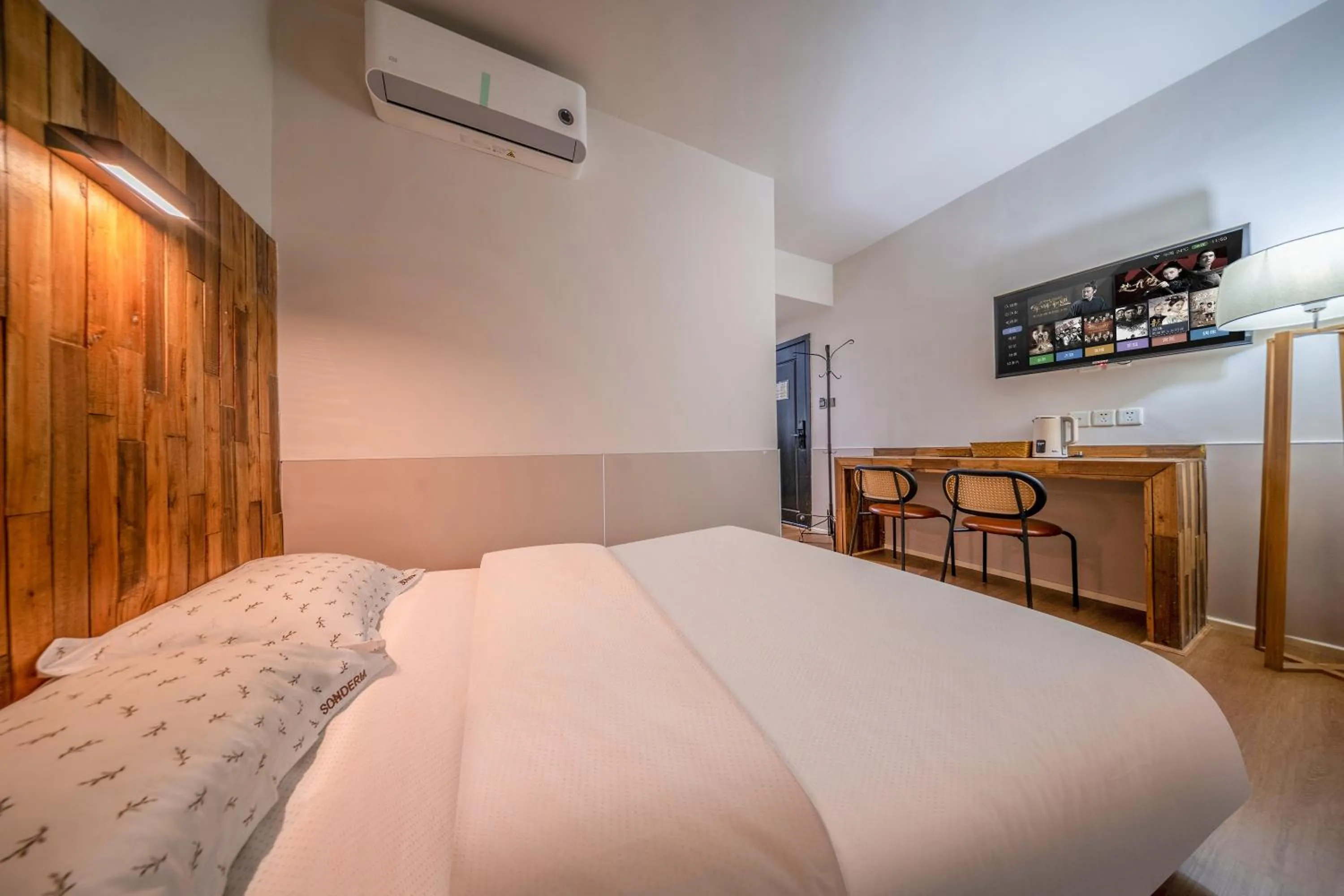 TV and multimedia, Bed in SONDERIA Lazybones Hostel- Wenshu Temple Side, Chill Hostel with All-Day Brunch, Travel Agency in English & Local Bar Vibes
