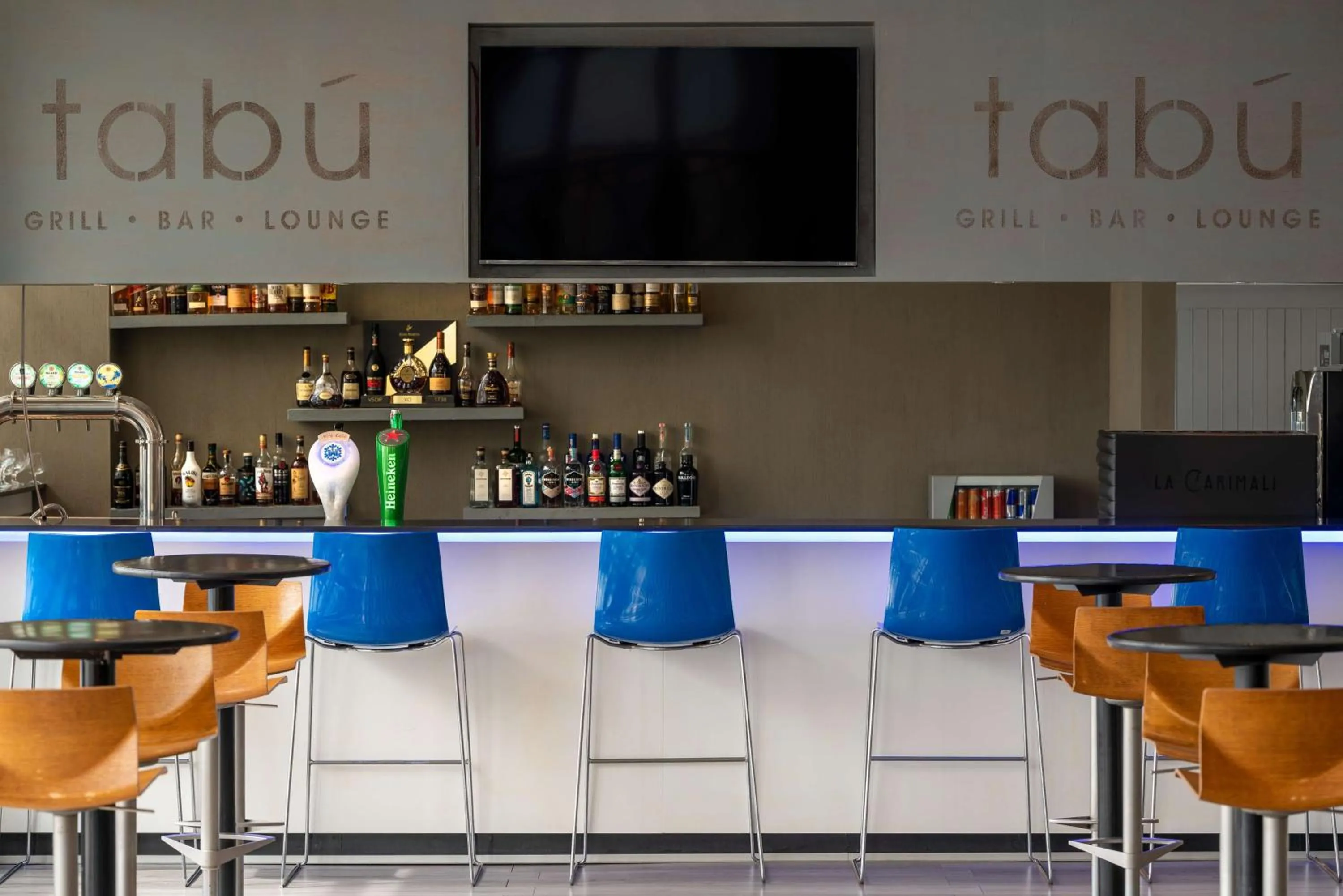 Lounge or bar in Radisson Blu Hotel, Port Elizabeth