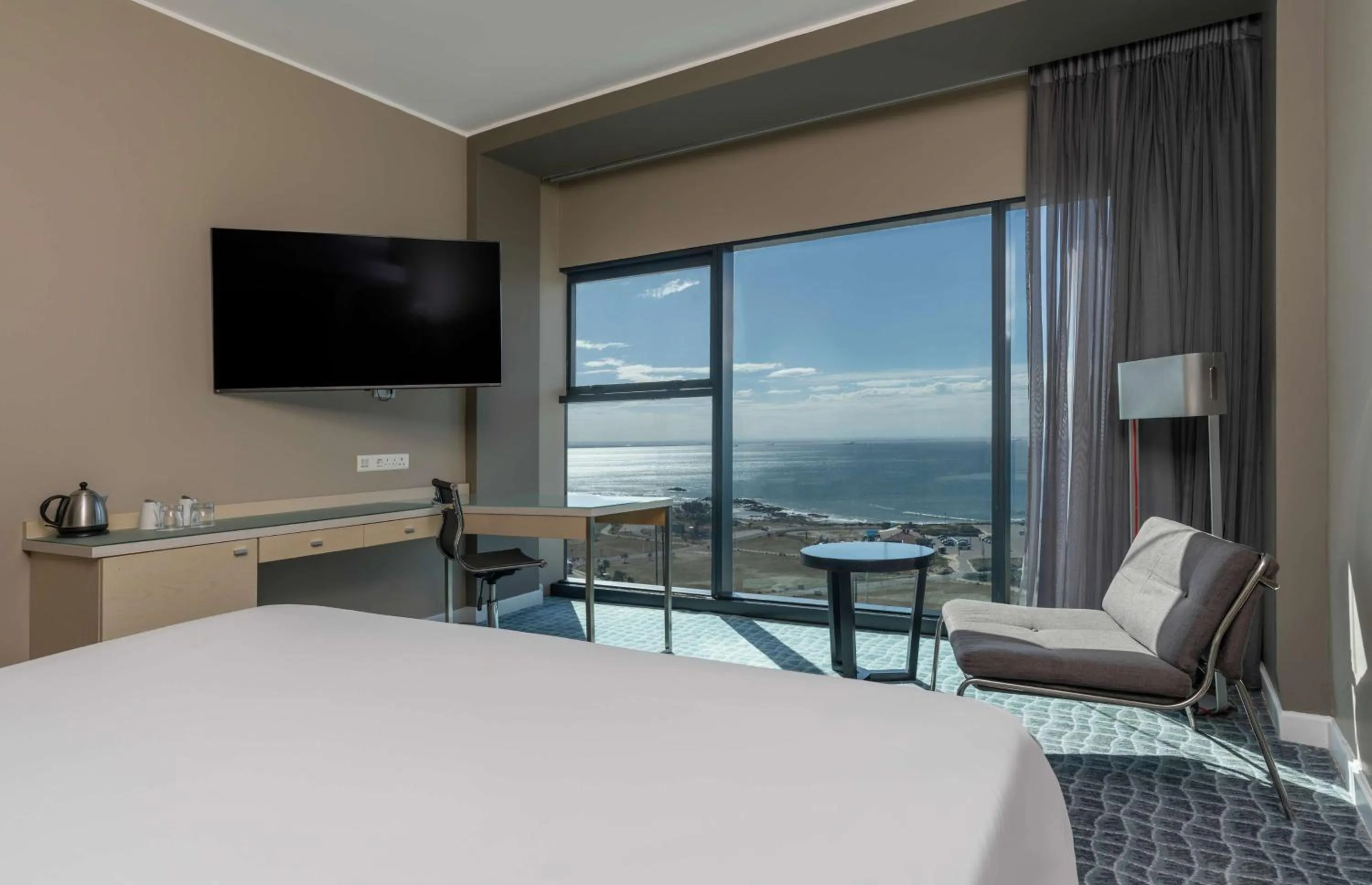 View (from property/room), Bed in Radisson Blu Hotel, Port Elizabeth