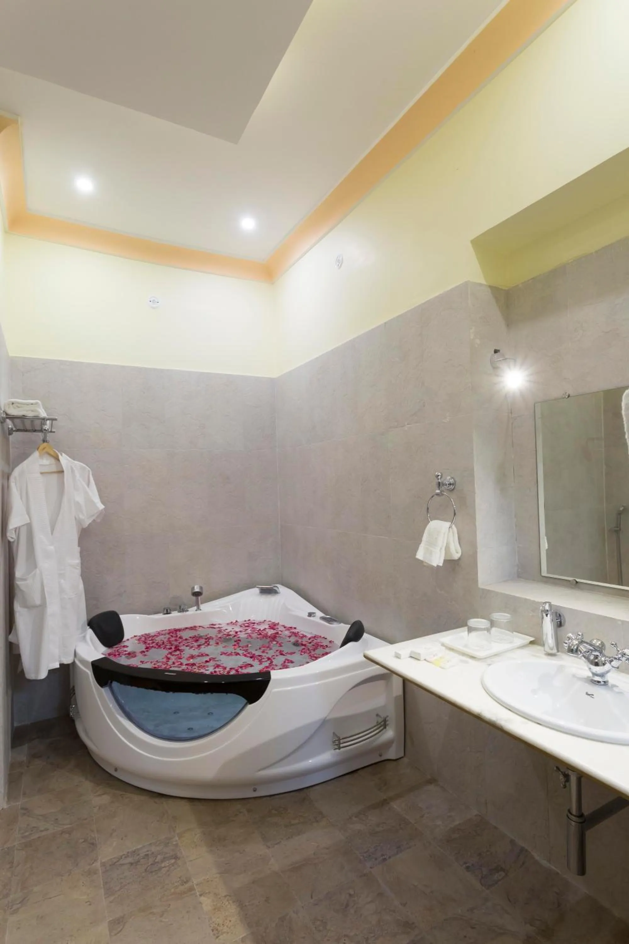 Bathroom, Bed in Syna Heritage Hotel