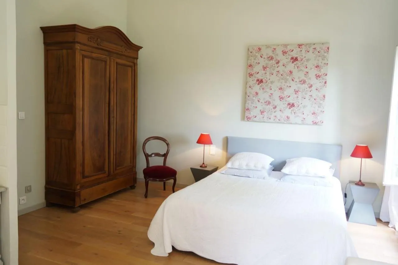 Photo of the whole room in La Rougeanne