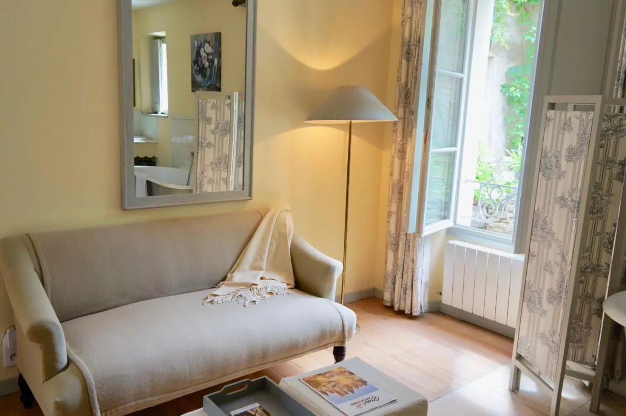 Photo of the whole room in La Rougeanne