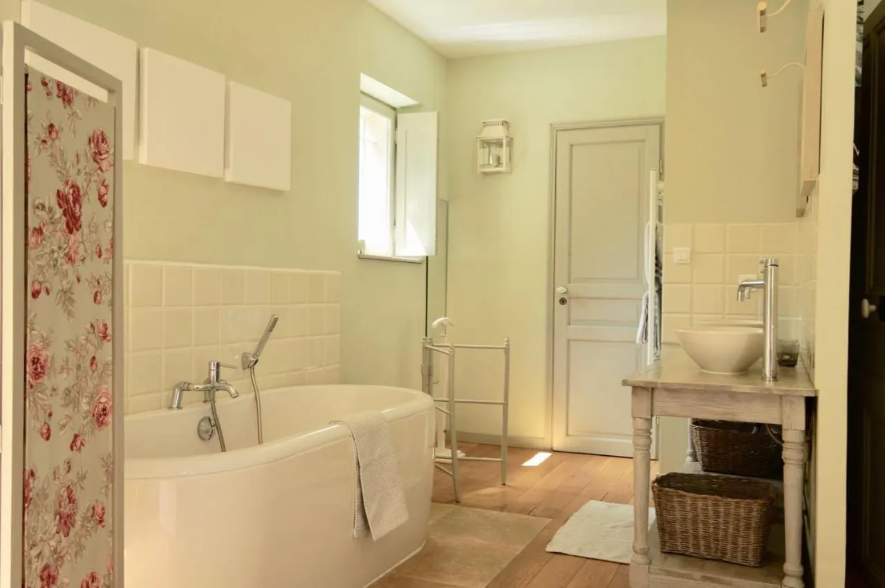 Bathroom in La Rougeanne