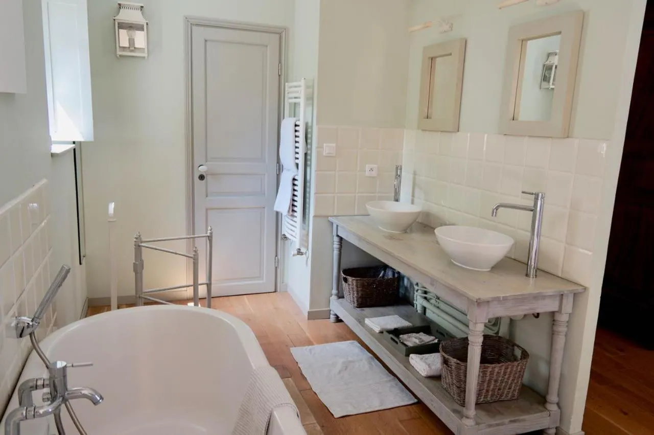 Bathroom in La Rougeanne