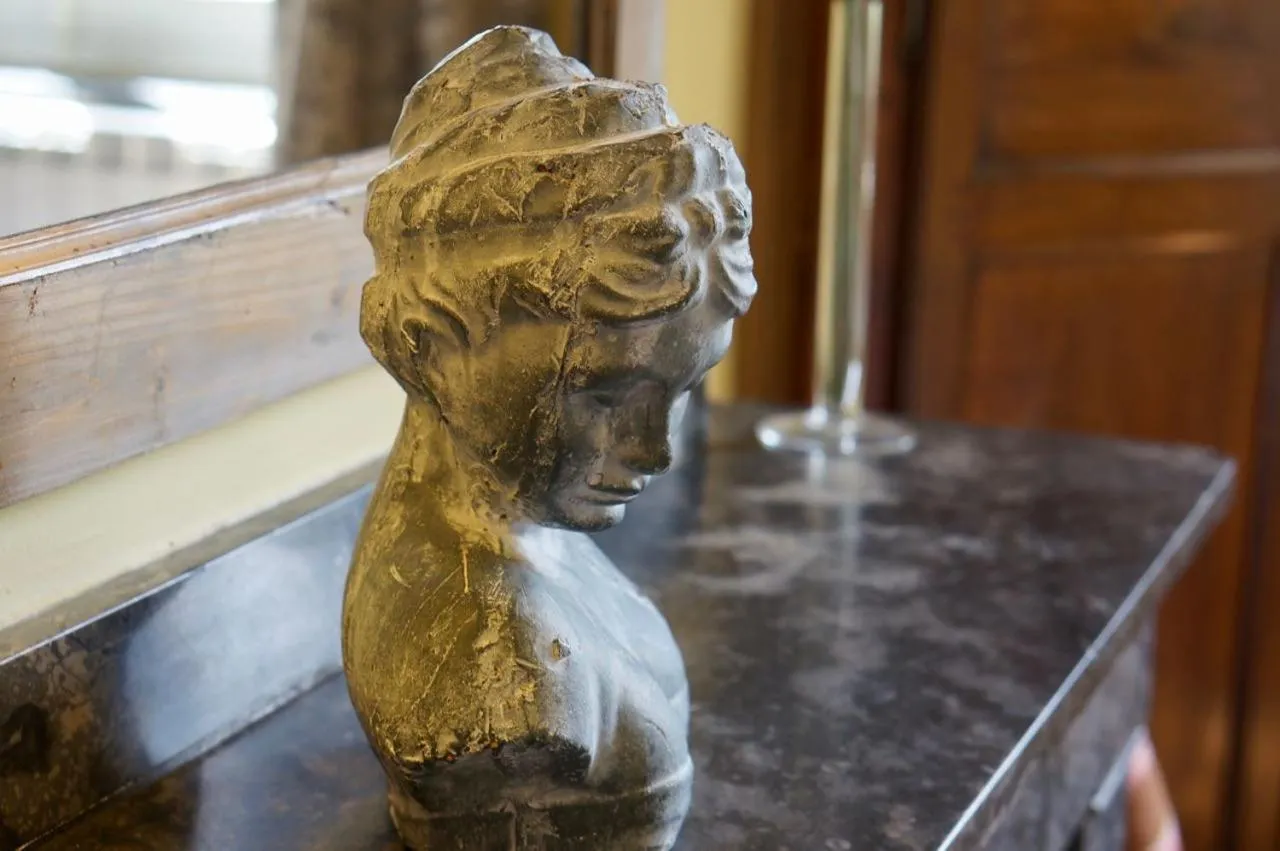 Decorative detail in La Rougeanne