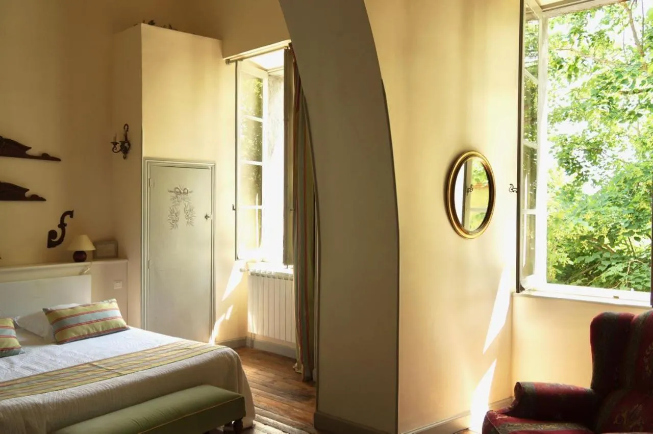 Photo of the whole room in La Rougeanne