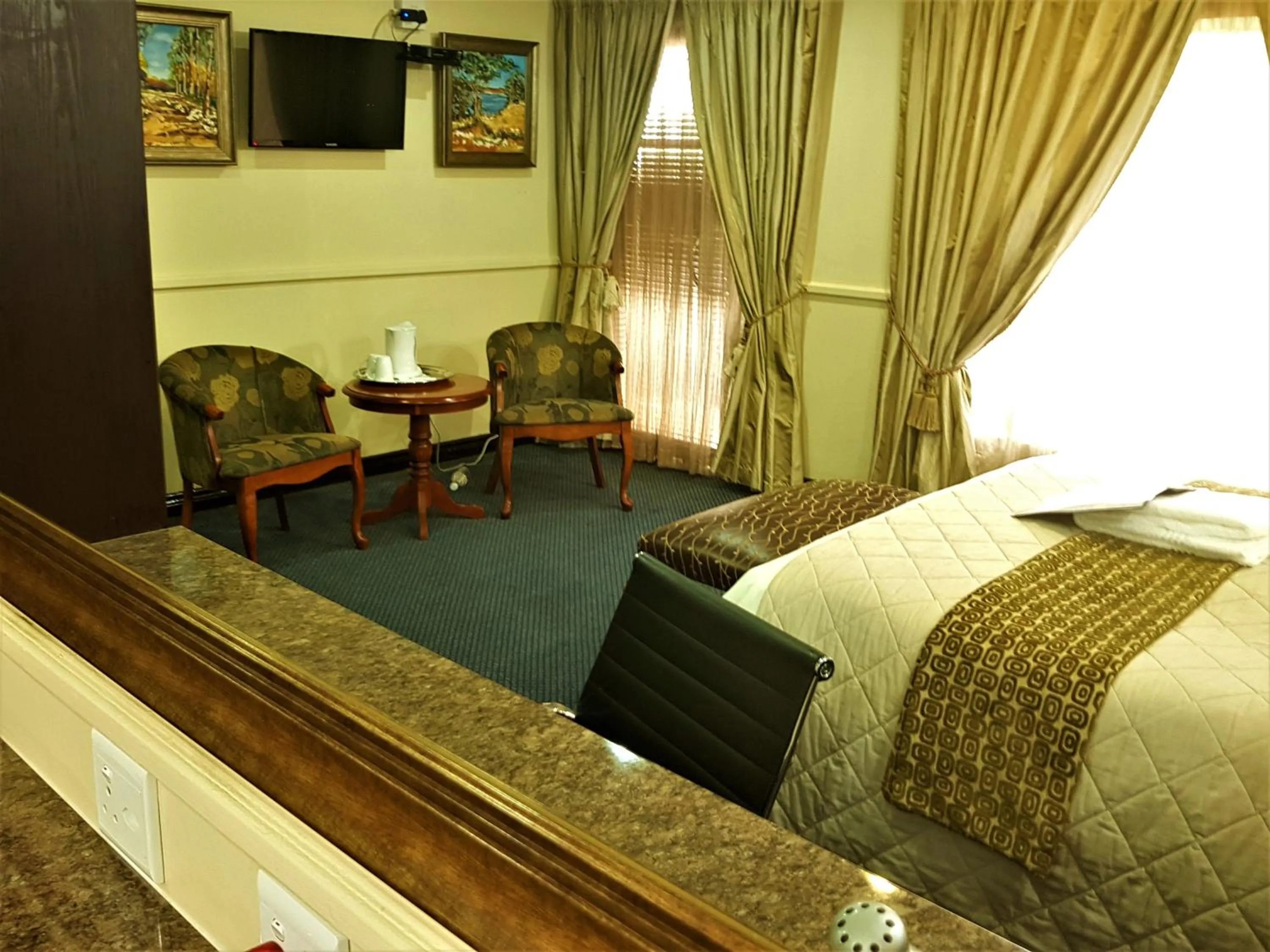 TV and multimedia, Bed in Constantia Manor Guest House