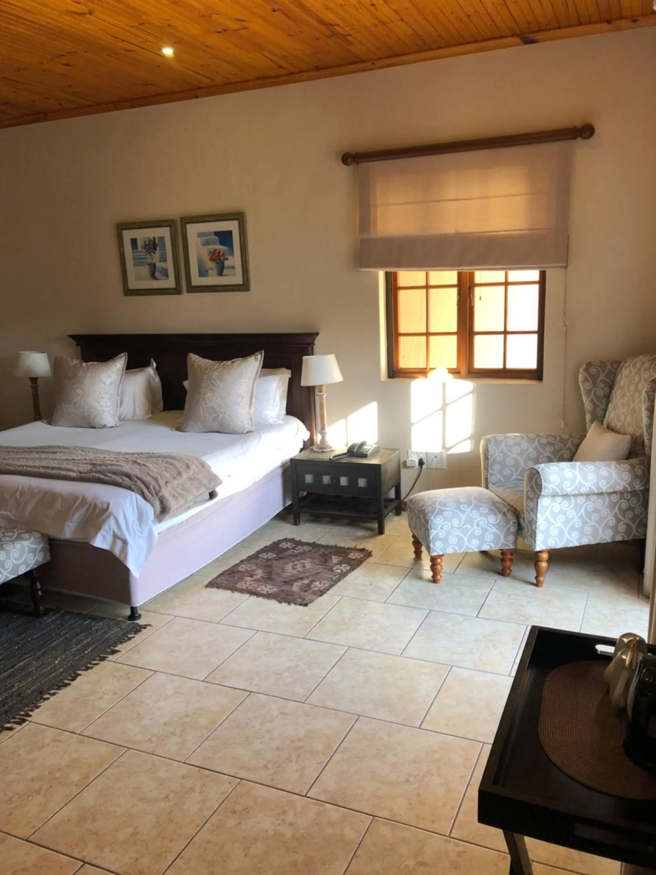 Bedroom, Bed in Oak Tree Lodge