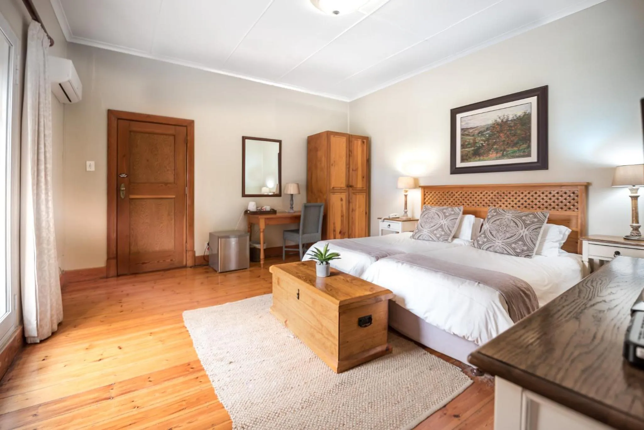 Photo of the whole room, Bed in Oak Tree Lodge