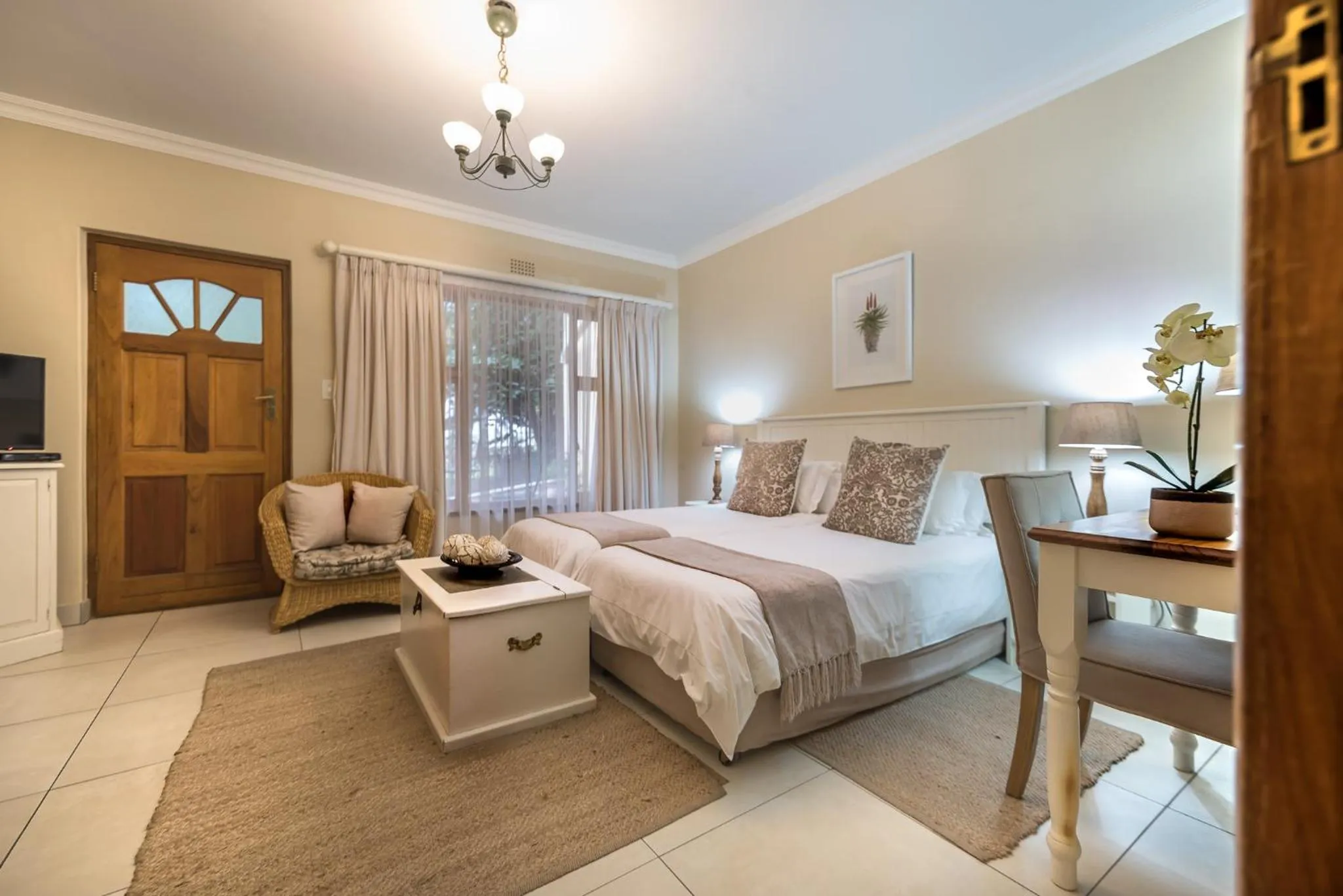 Photo of the whole room, Bed in Oak Tree Lodge