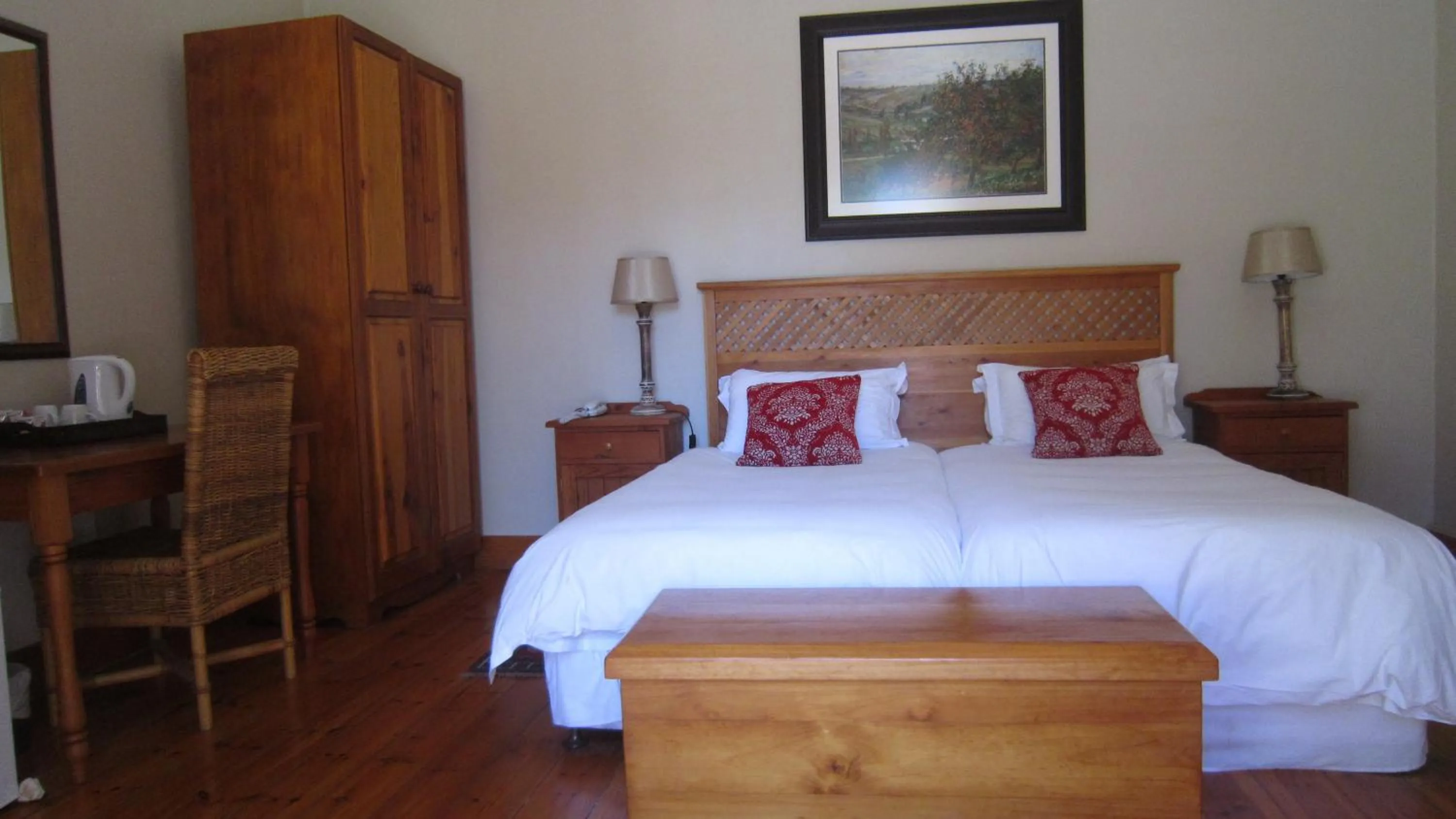 Bedroom, Bed in Oak Tree Lodge