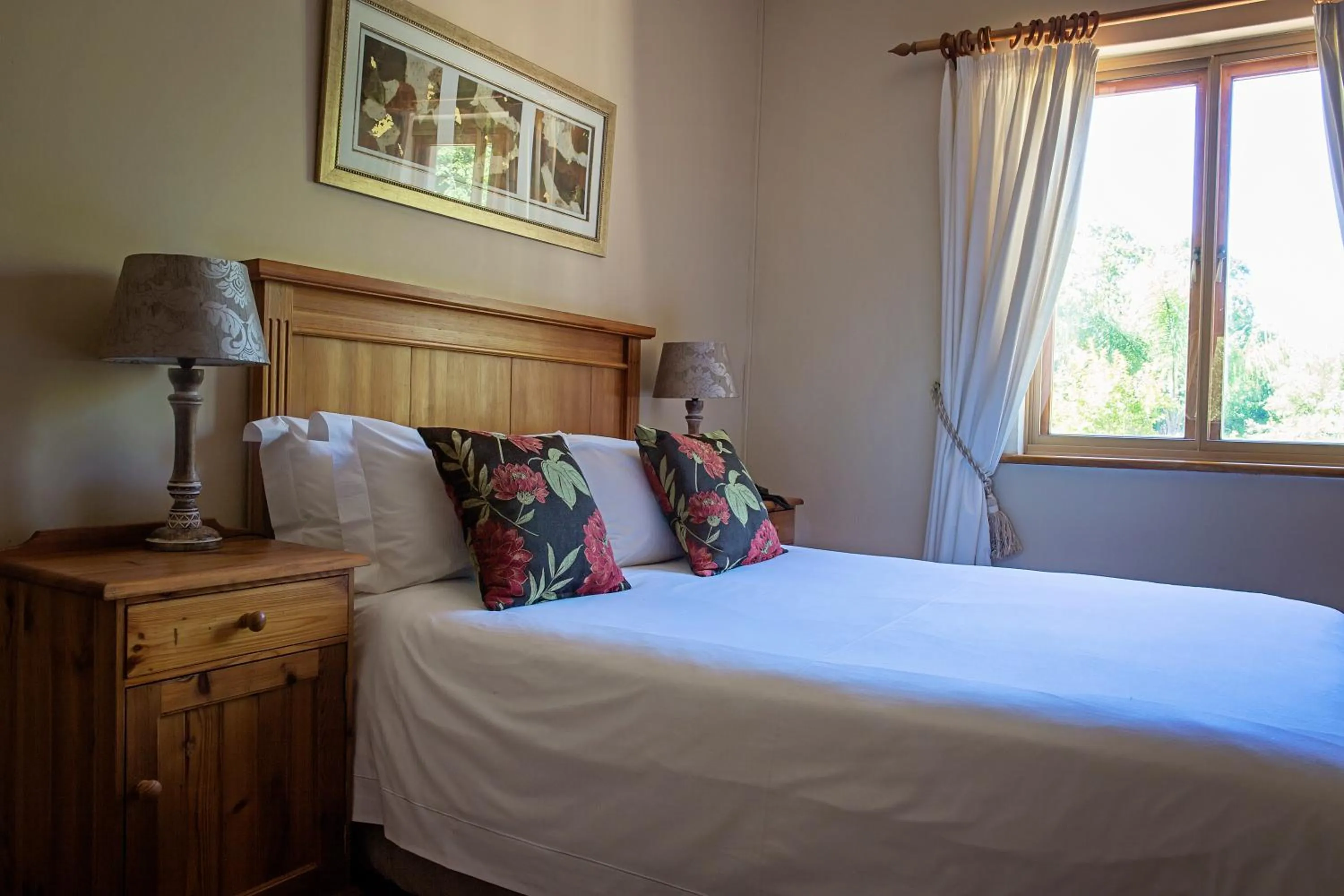 Bedroom, Bed in Oak Tree Lodge