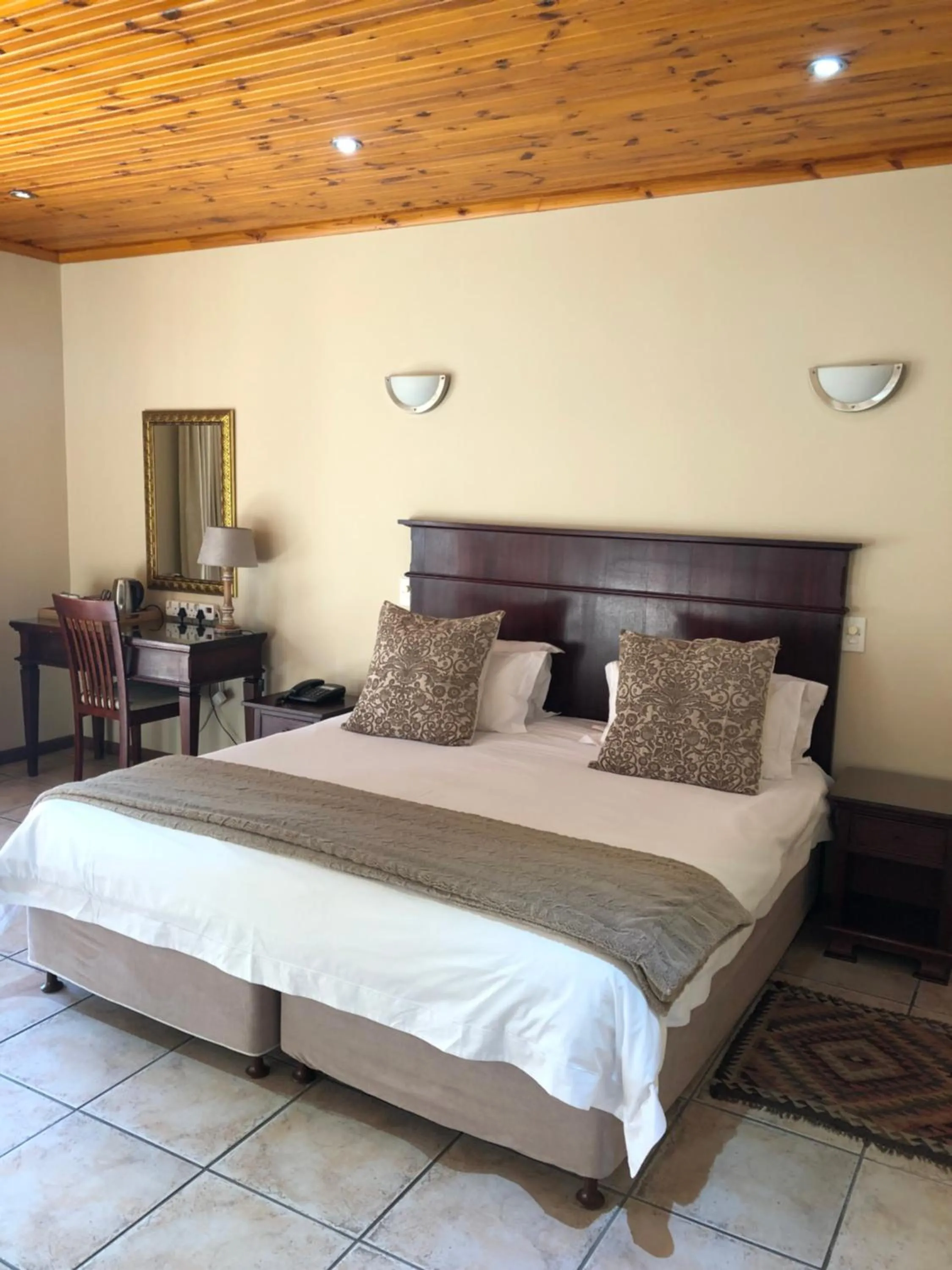 Bedroom, Bed in Oak Tree Lodge