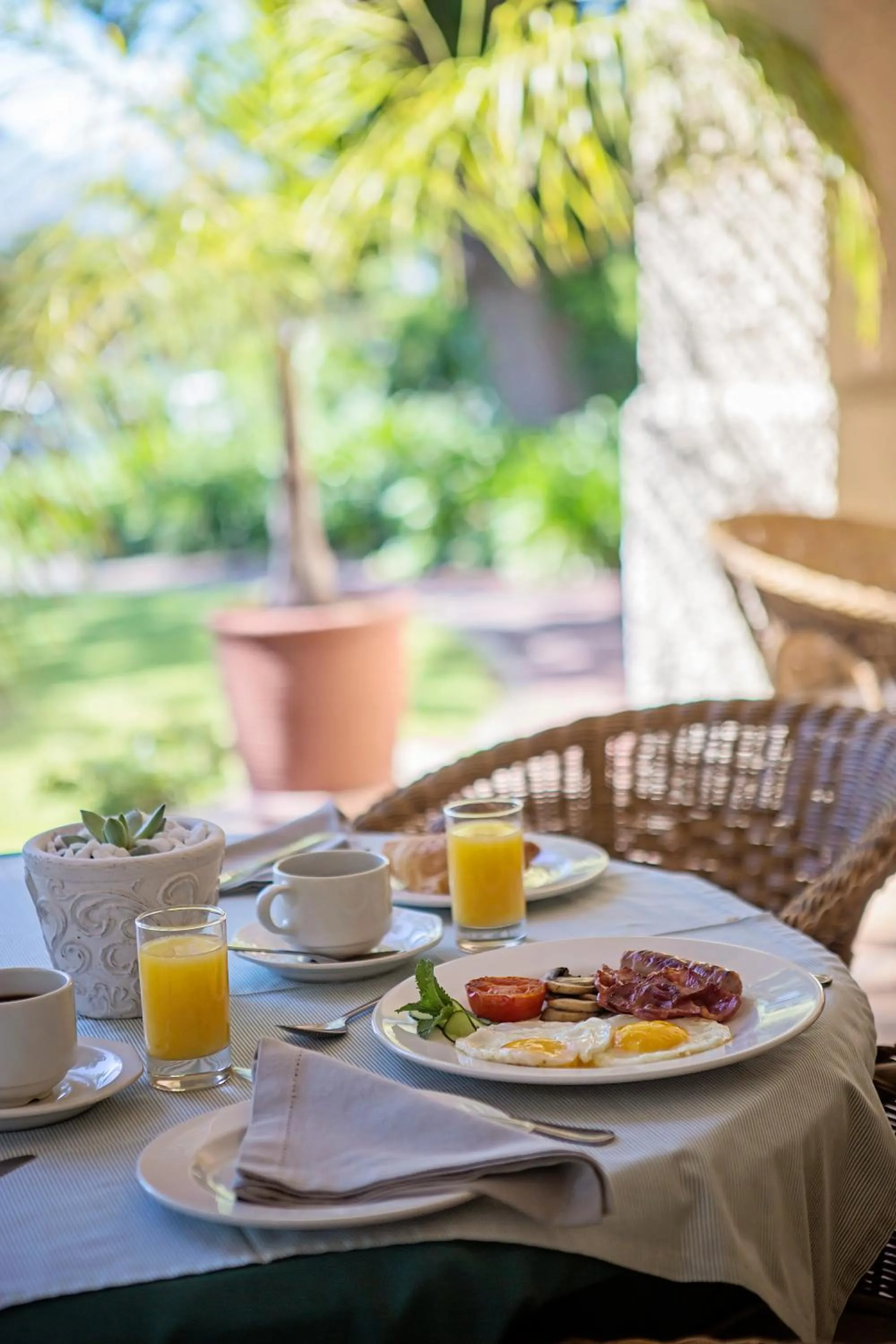 Breakfast in Oak Tree Lodge