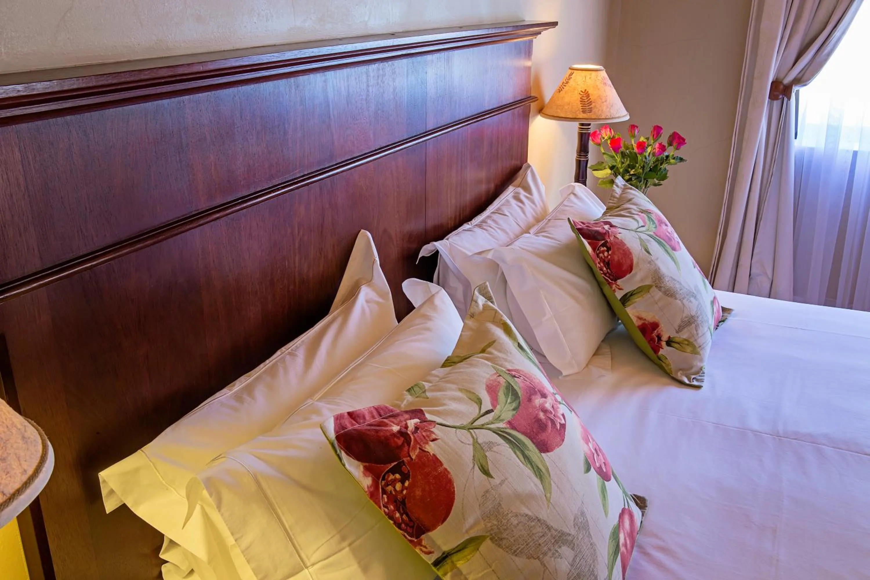 Bedroom, Bed in Oak Tree Lodge