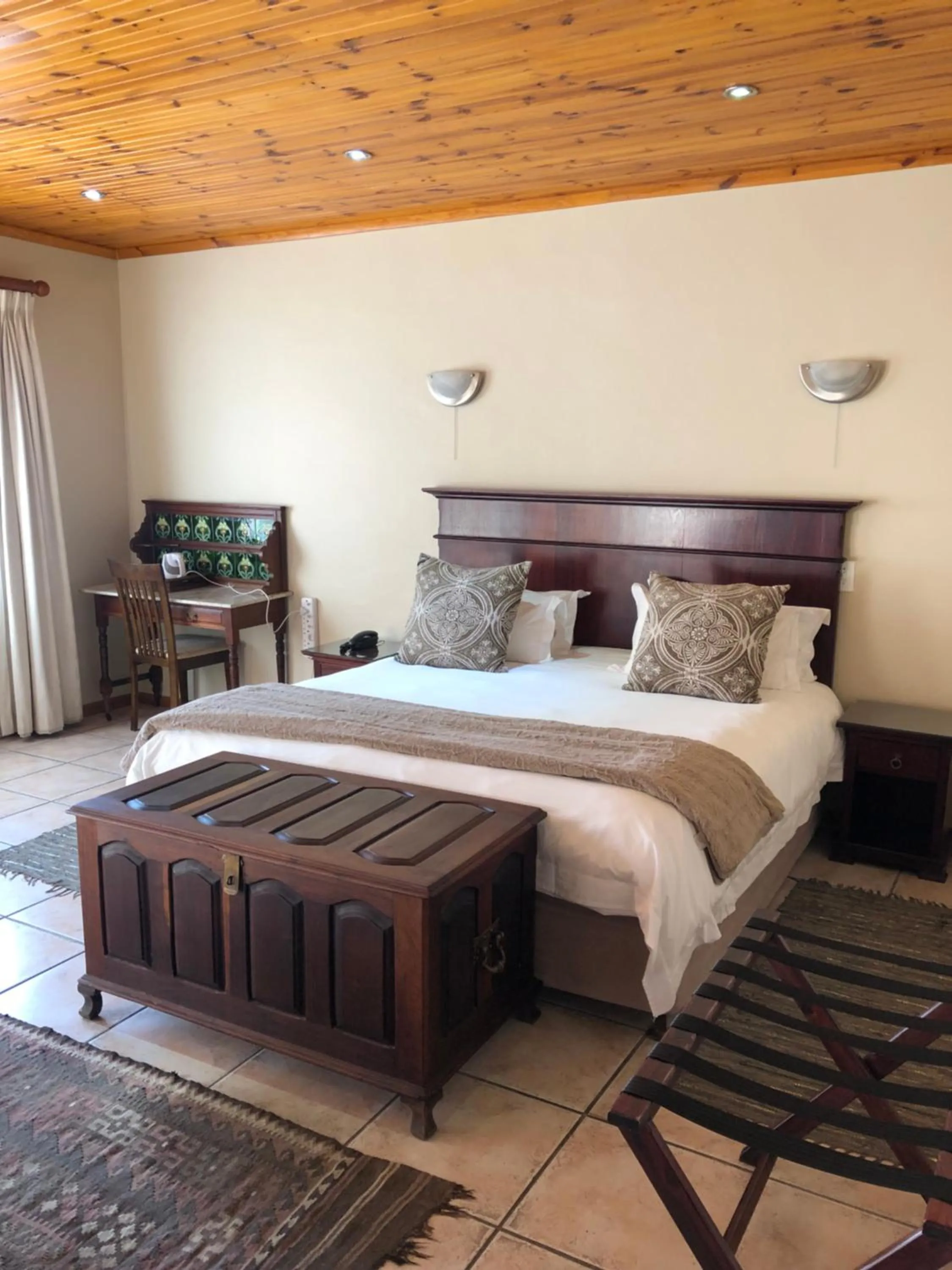 Bedroom, Bed in Oak Tree Lodge