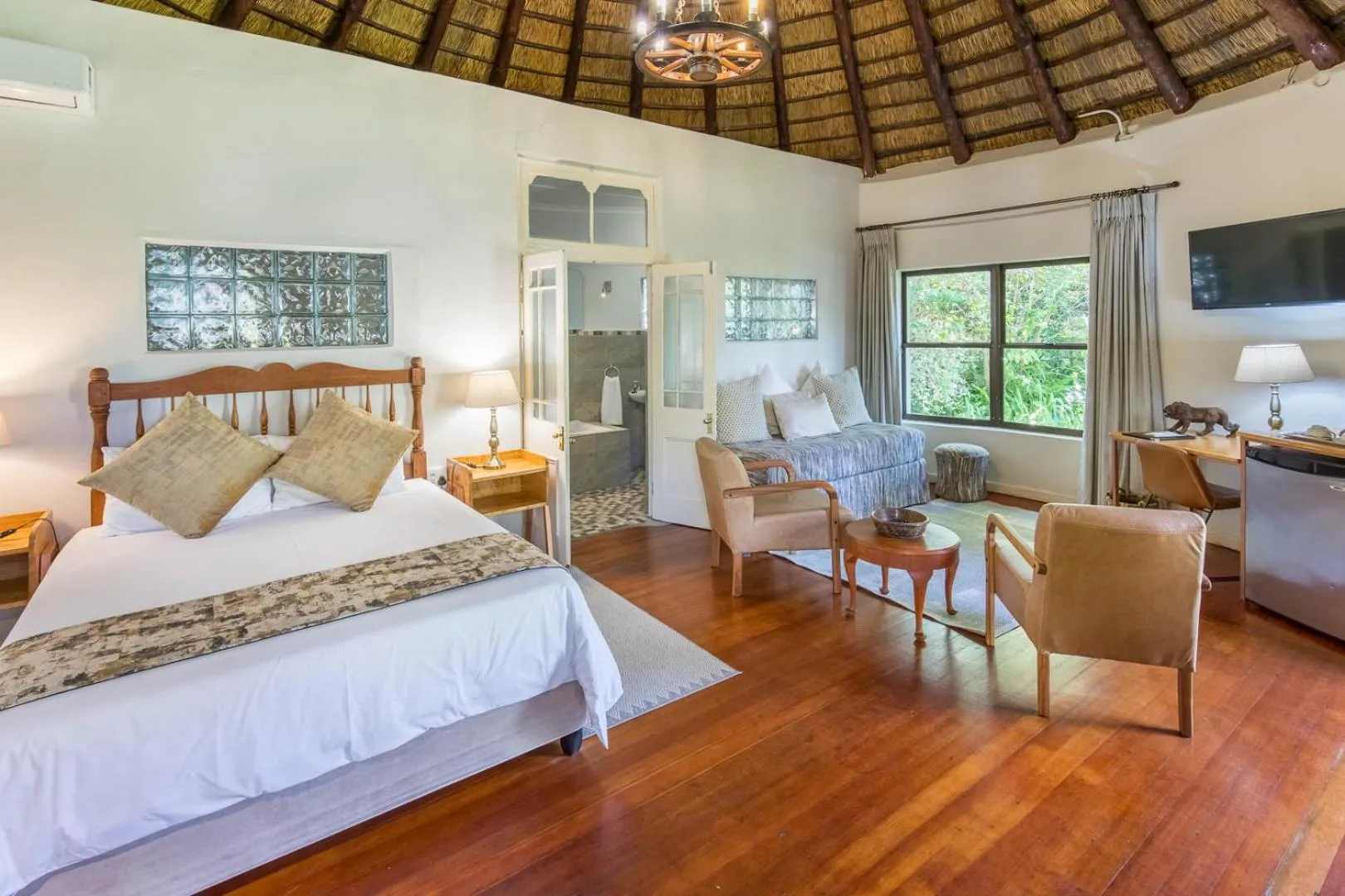 Bed in Montagu Country Hotel