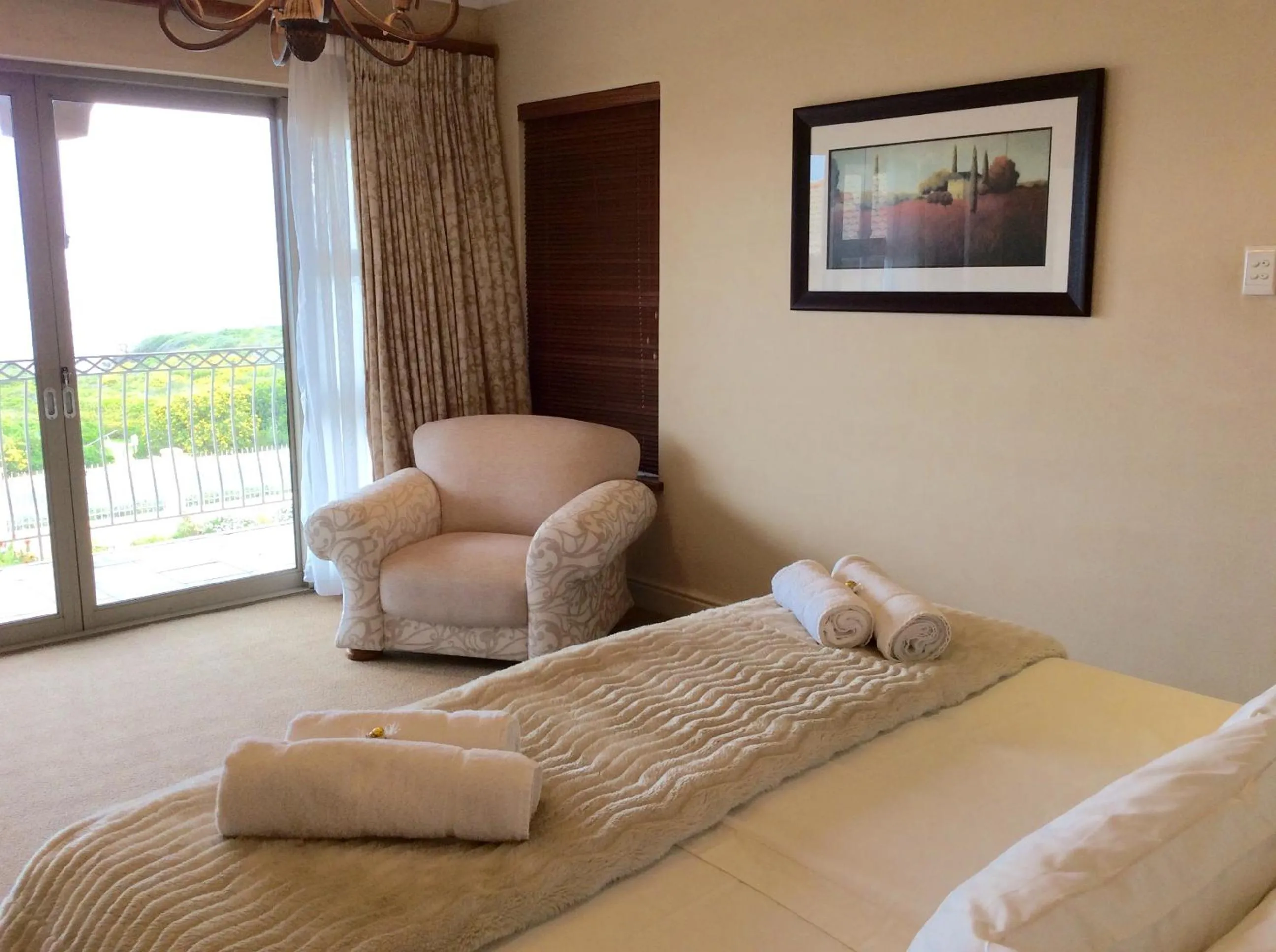 Bed in On The Cliff Guest House