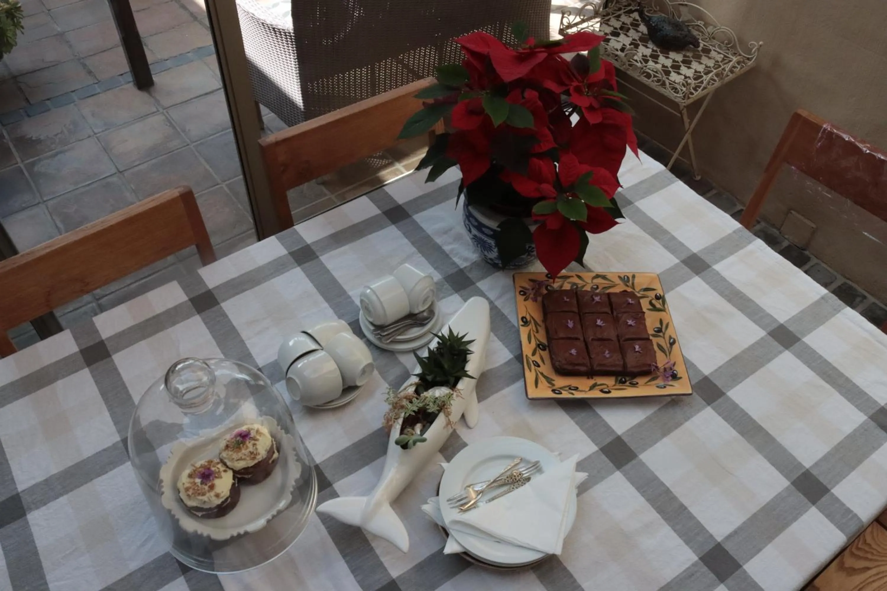 Restaurant/places to eat in On The Cliff Guest House