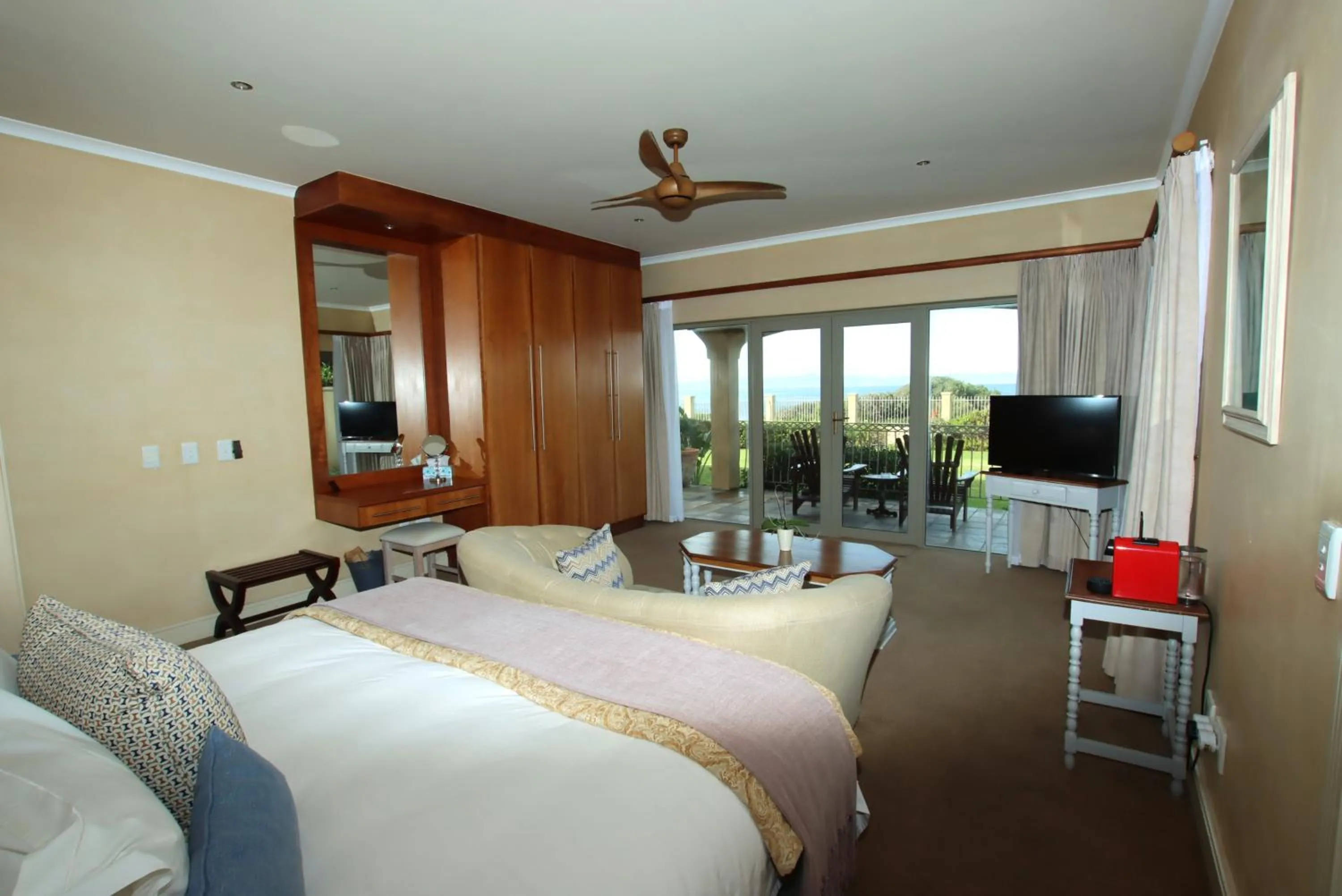 Photo of the whole room, Bed in On The Cliff Guest House