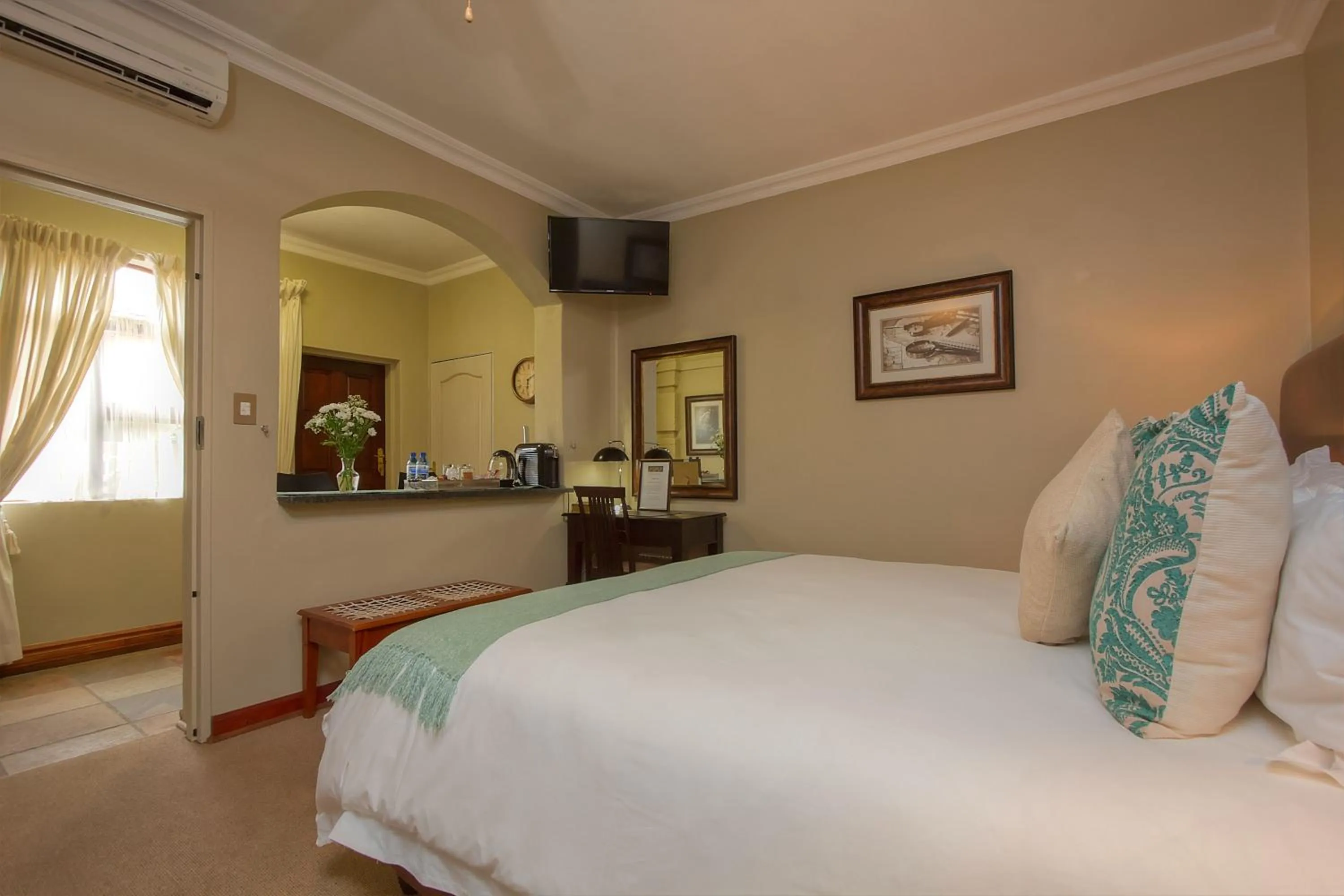 Bedroom, Bed in Leopardsong Manor