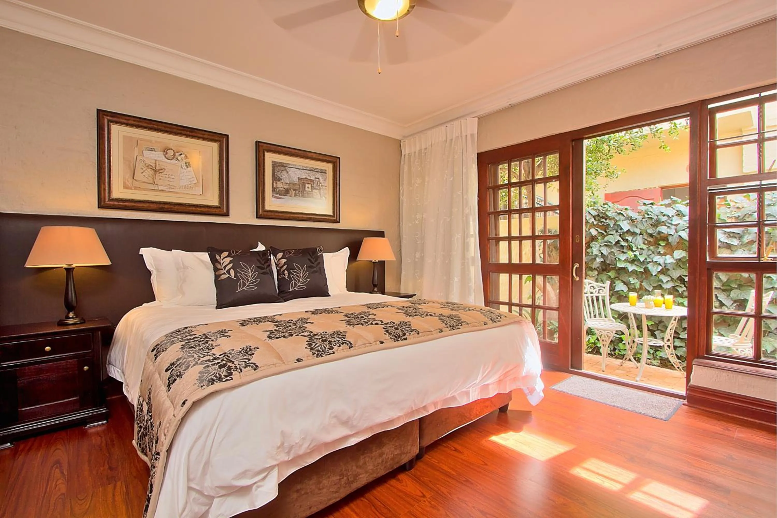 Bedroom, Bed in Leopardsong Manor