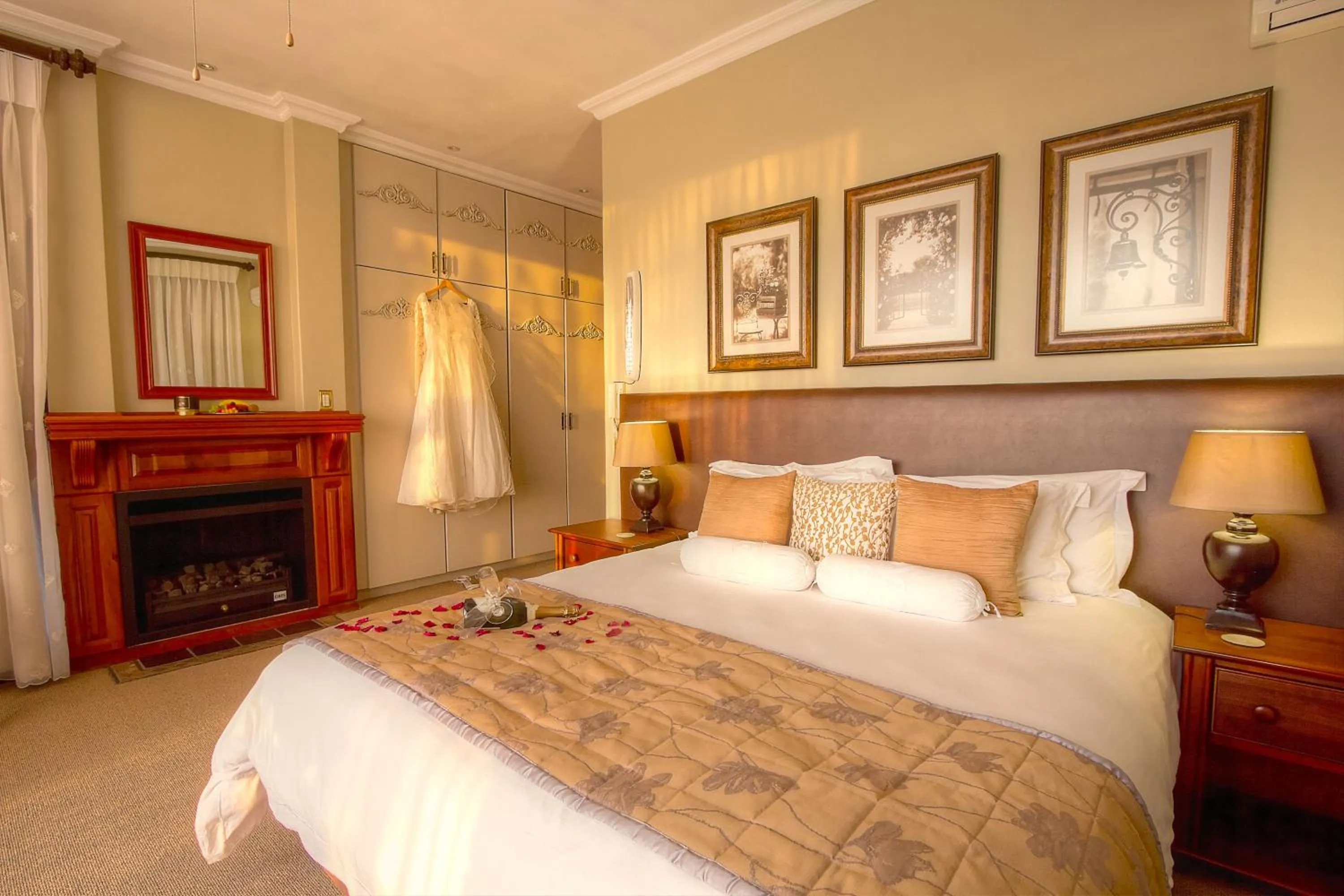 Bedroom, Bed in Leopardsong Manor