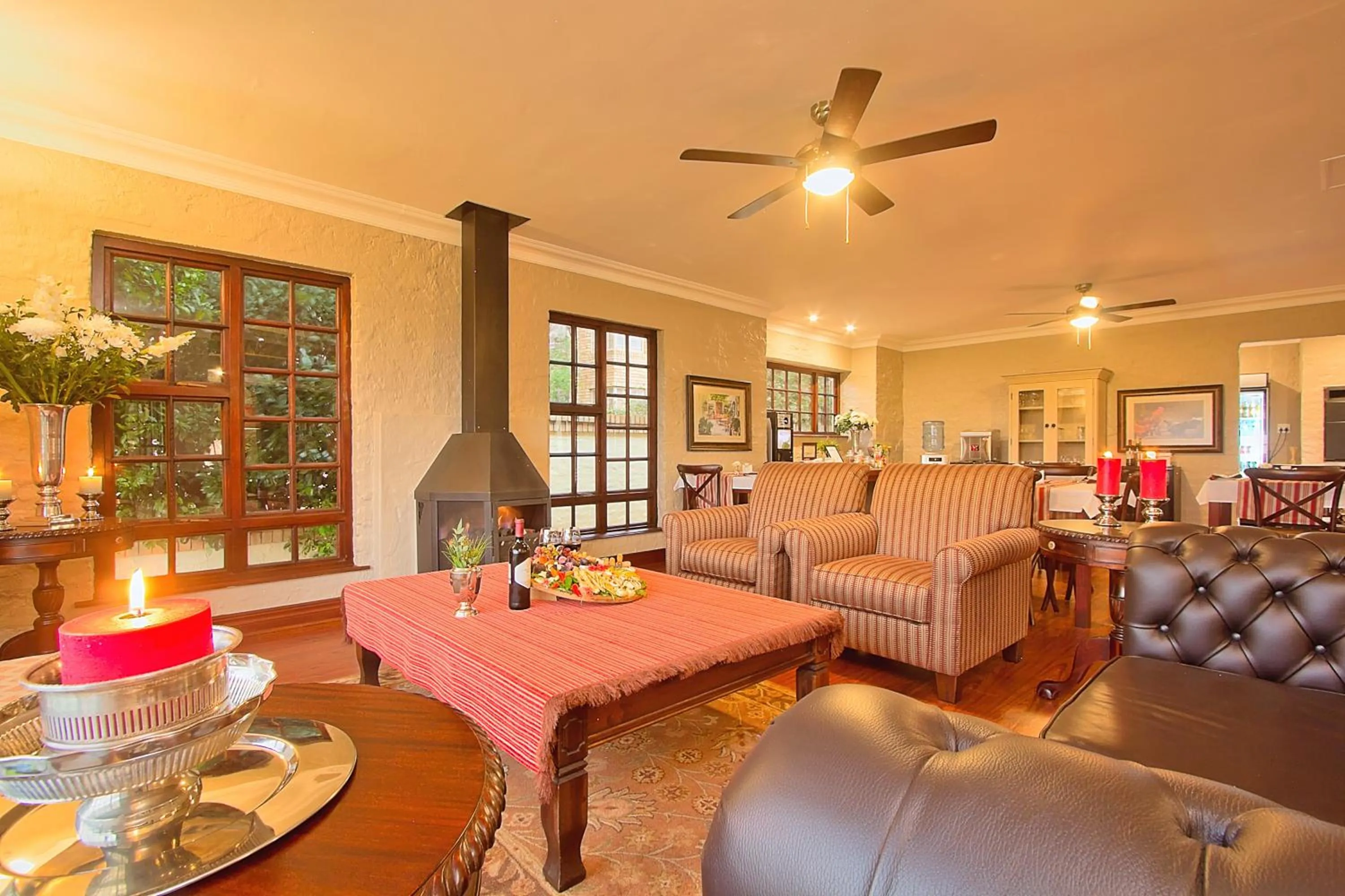 Lounge or bar in Leopardsong Manor