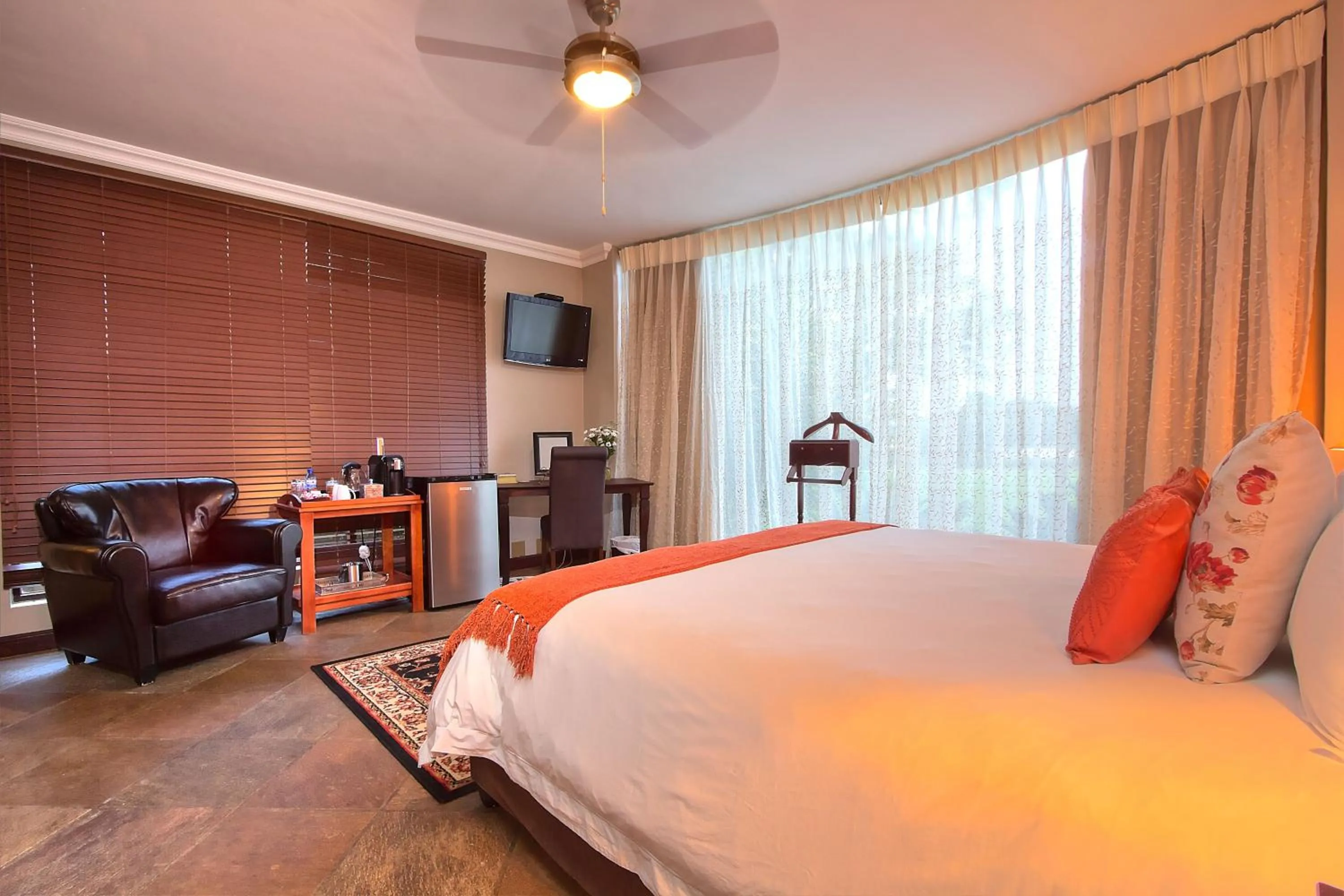 Bedroom, Bed in Leopardsong Manor