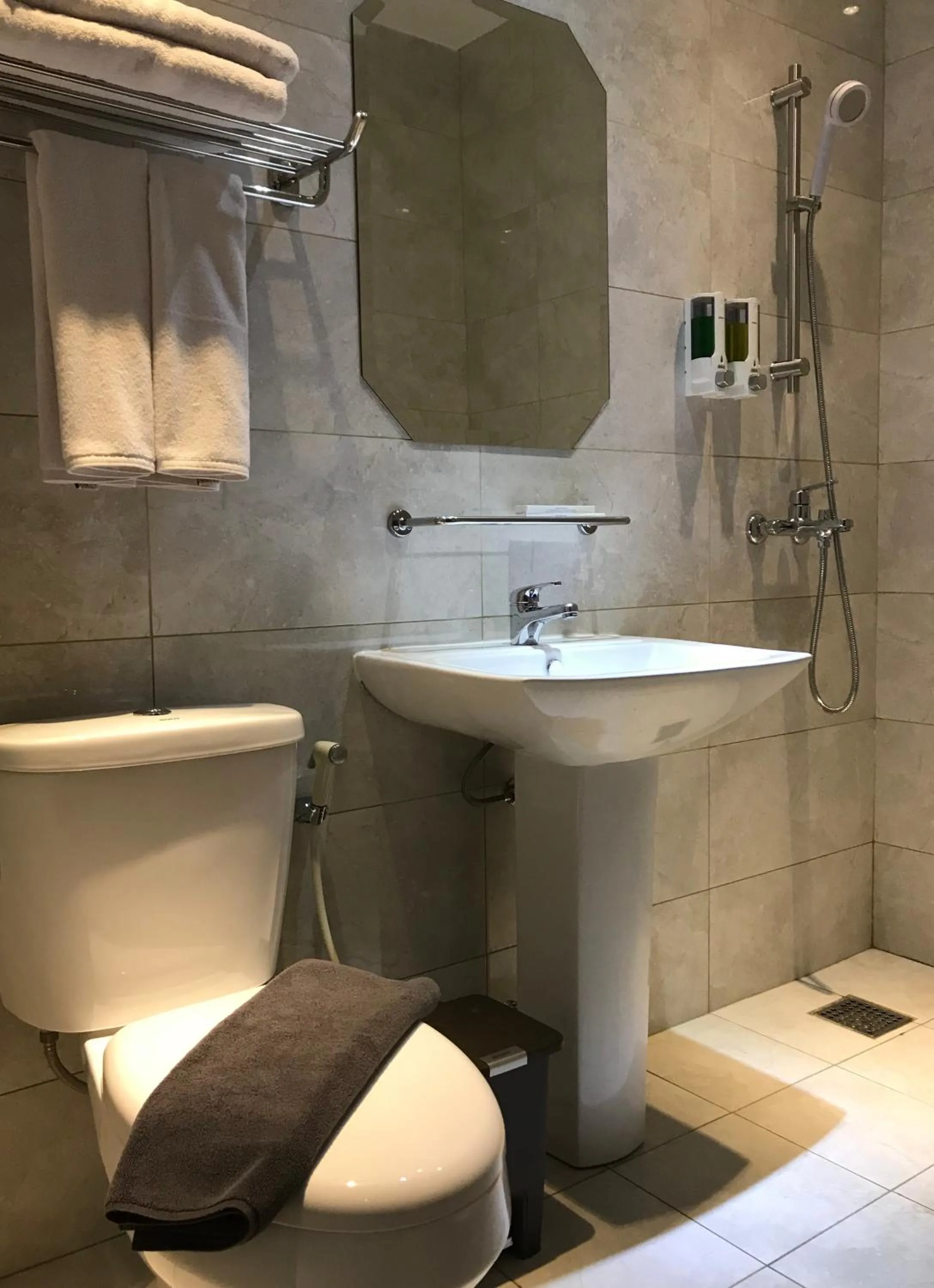 Shower in Hotel Arisu