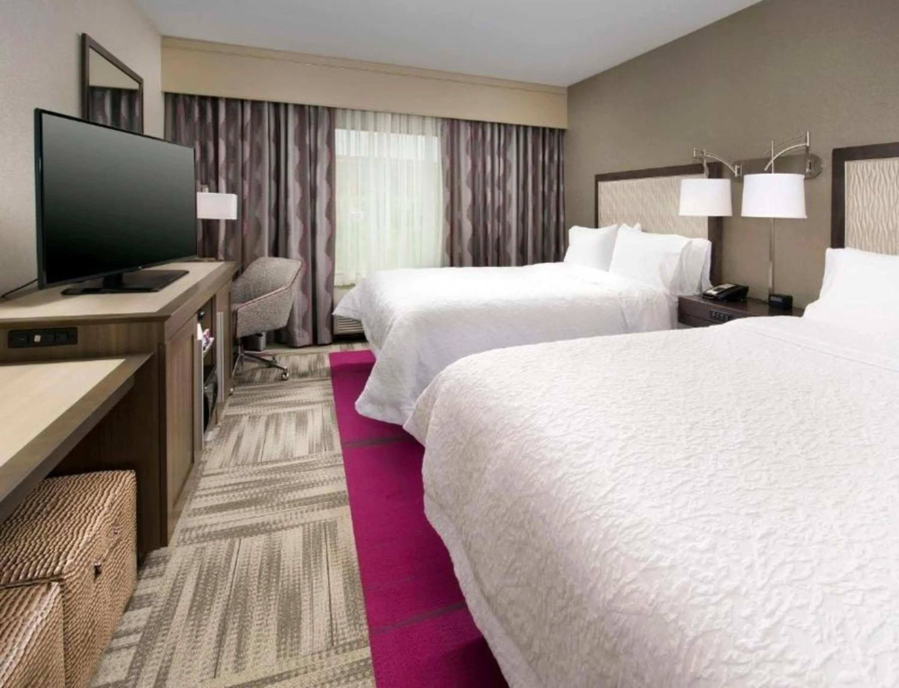 Bedroom, Bed in Hampton Inn by Hilton Hattiesburg