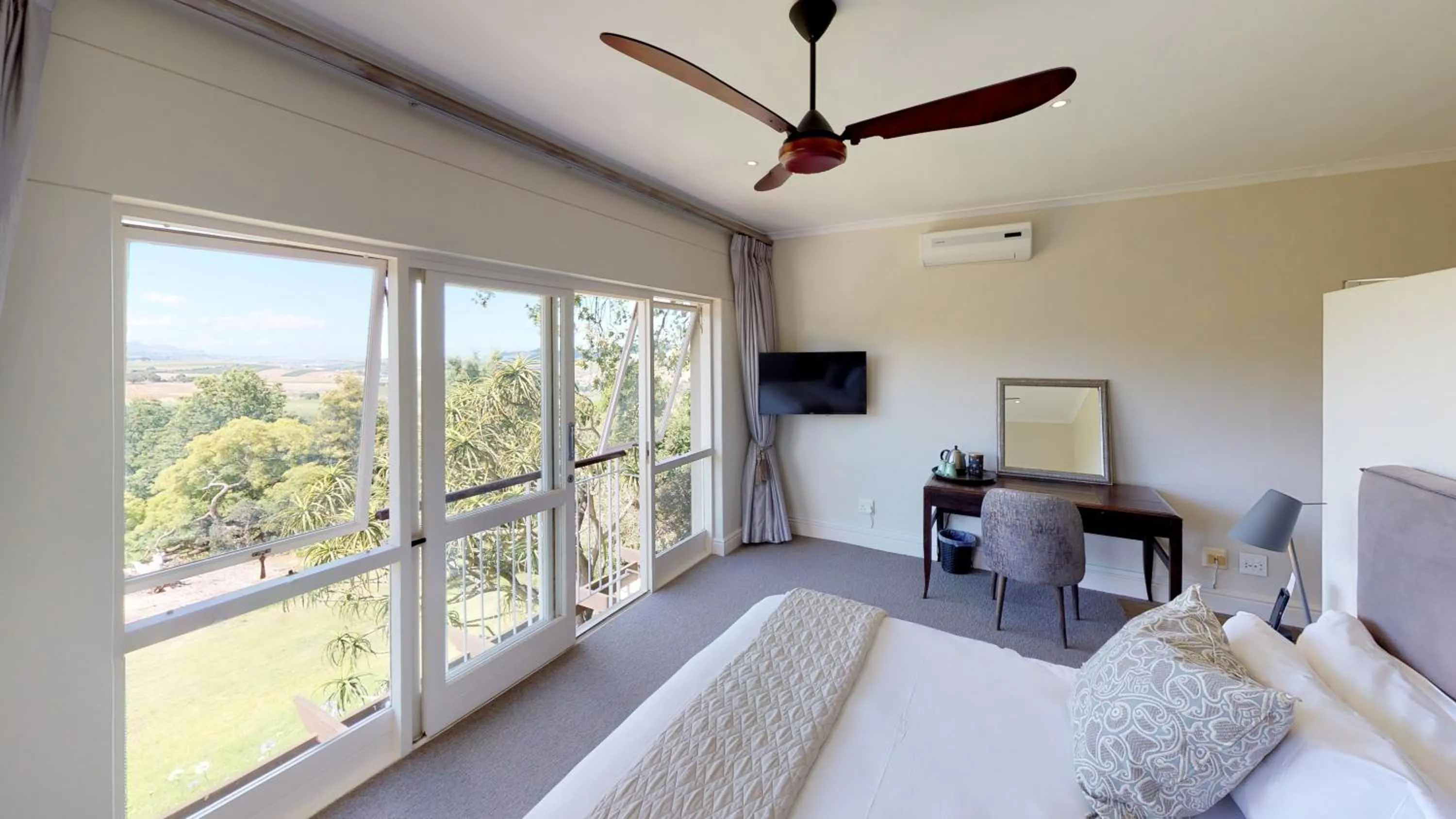 View (from property/room), Bed in Sugarbird Manor