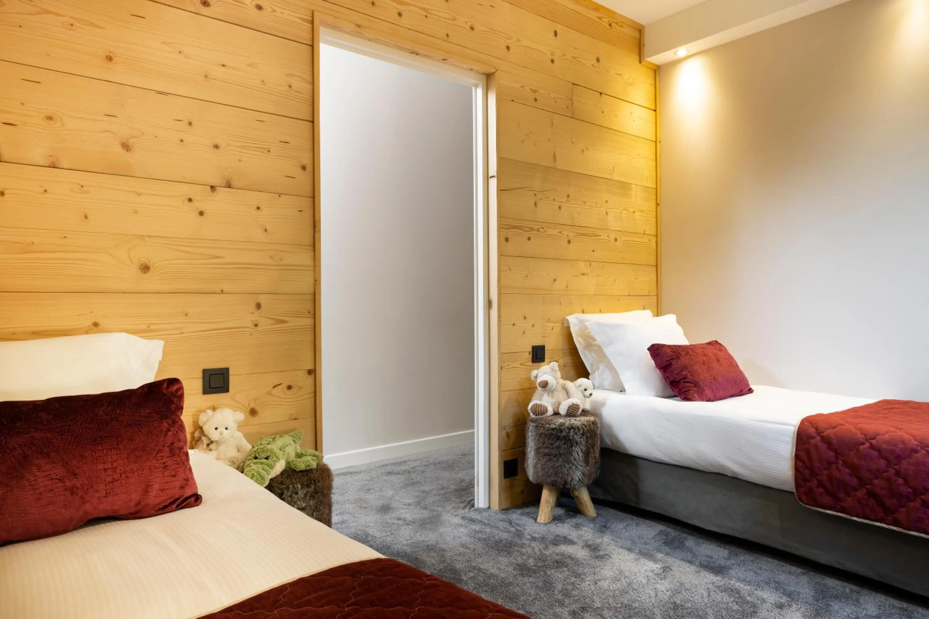 Bedroom, Bed in Hôtel Les Grillons