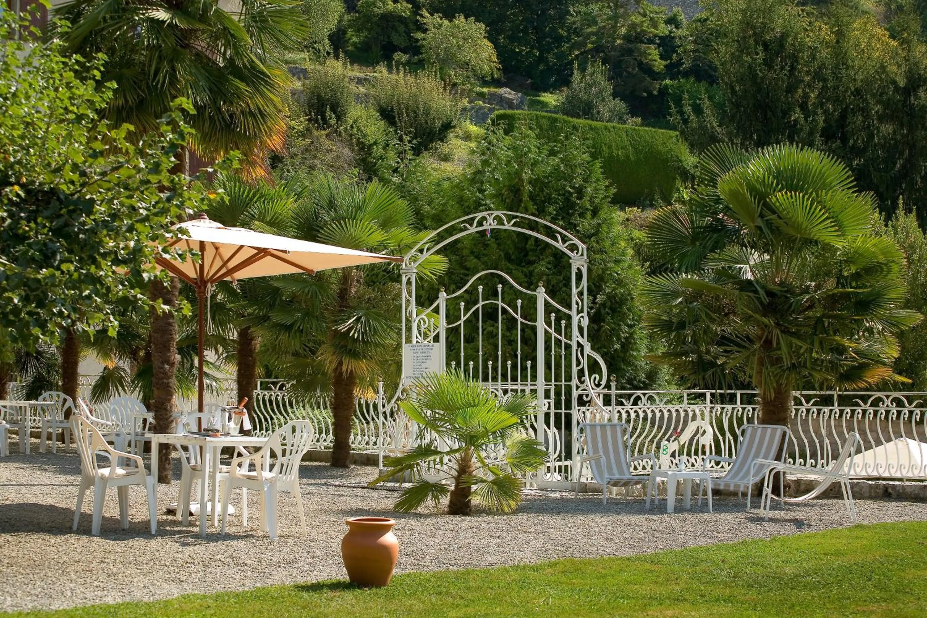 Garden in Hôtel Les Grillons