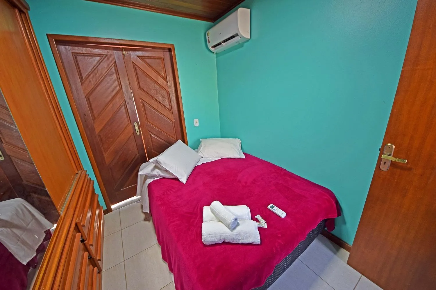 Photo of the whole room in Alta Colina Chalés