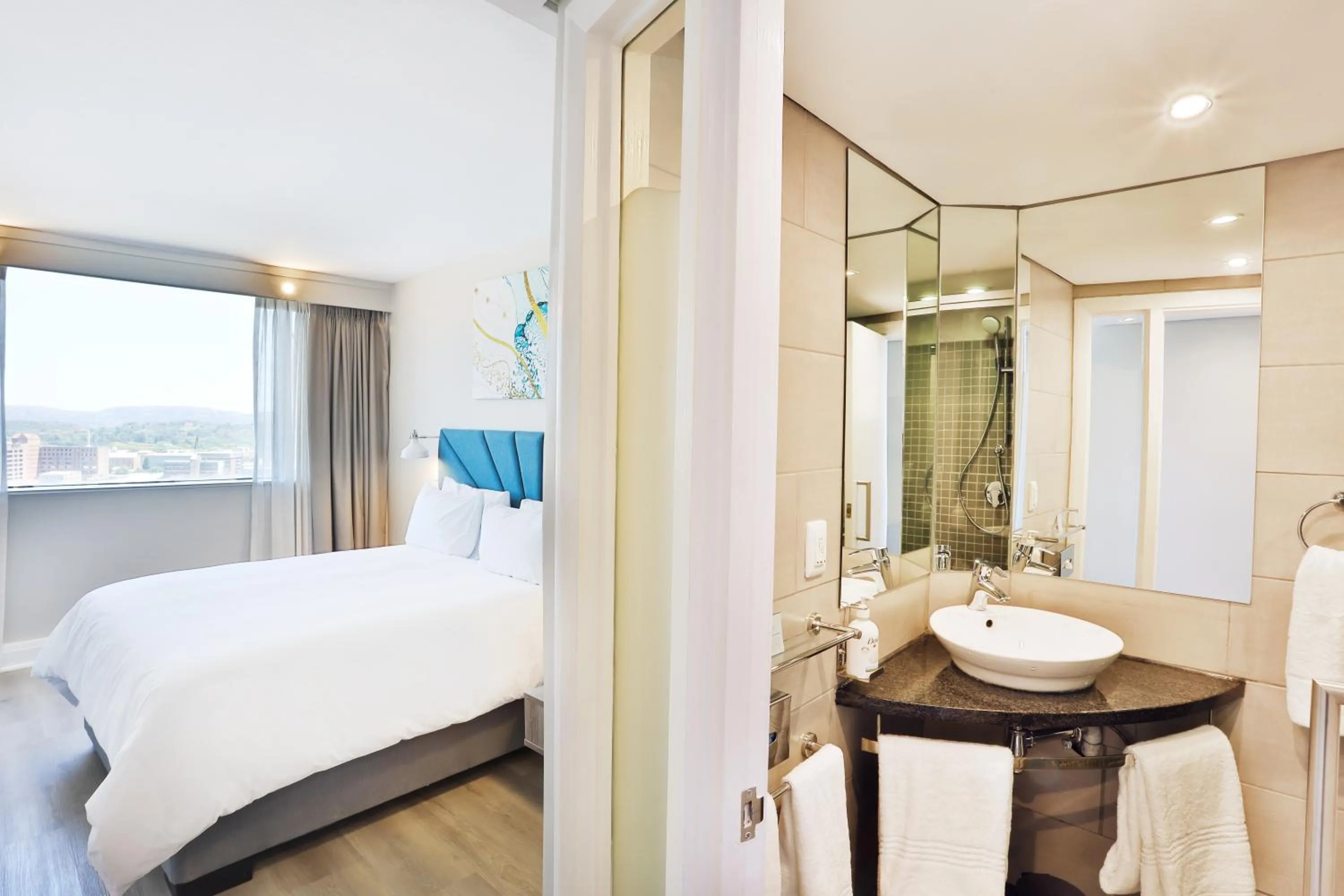 Bathroom, Bed in RH Hotel & Apartments - Pretoria