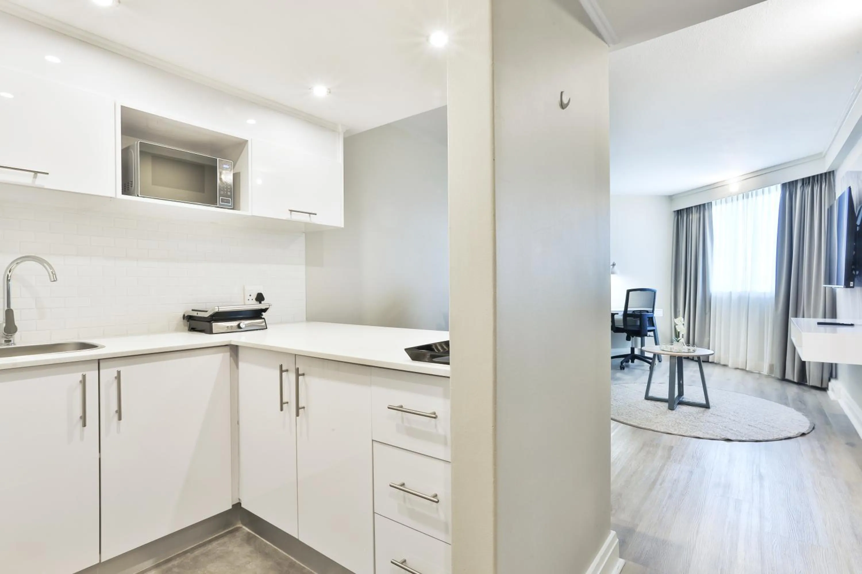 Kitchen or kitchenette in RH Hotel & Apartments - Pretoria
