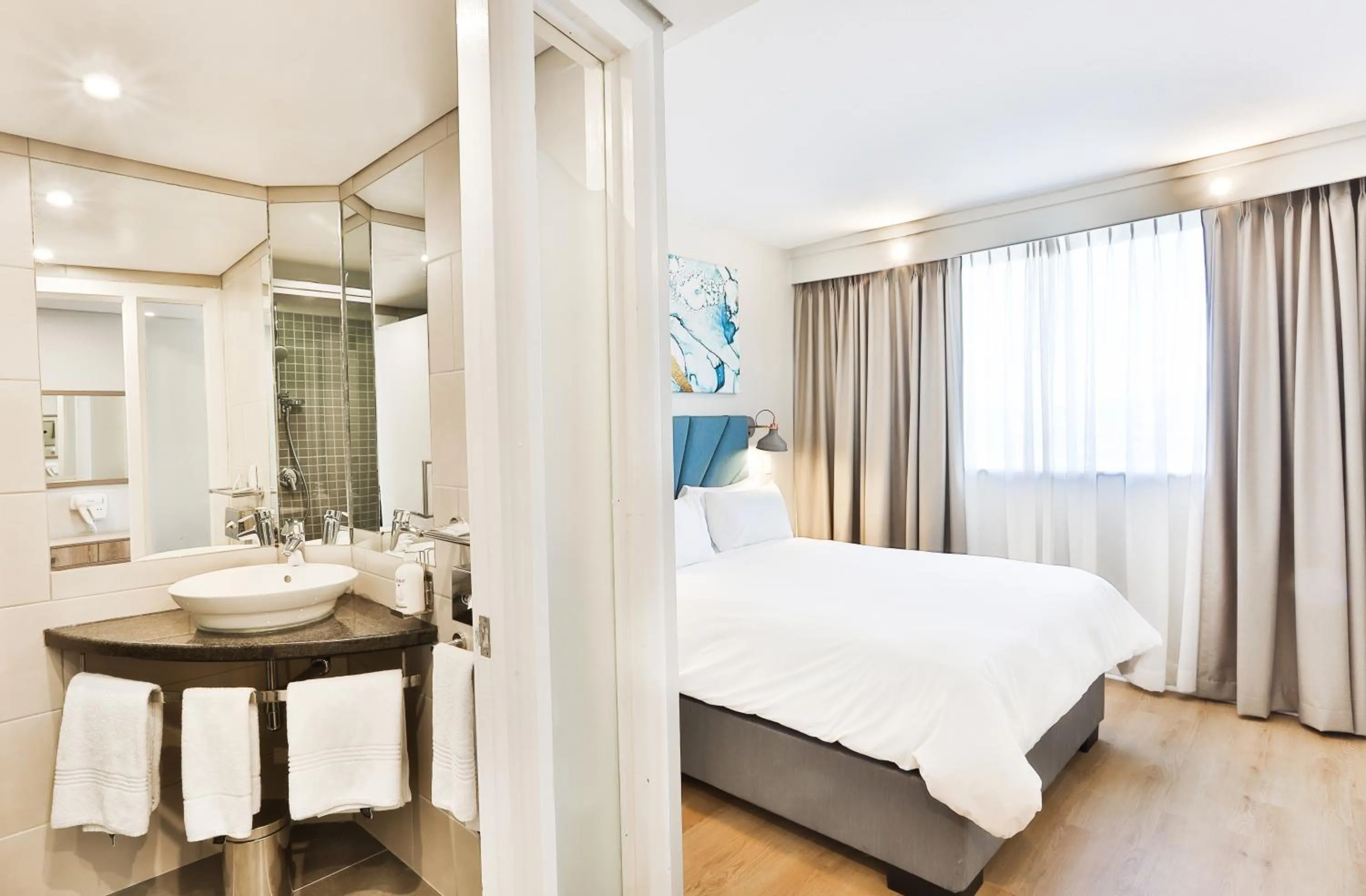 Bathroom, Bed in RH Hotel & Apartments - Pretoria