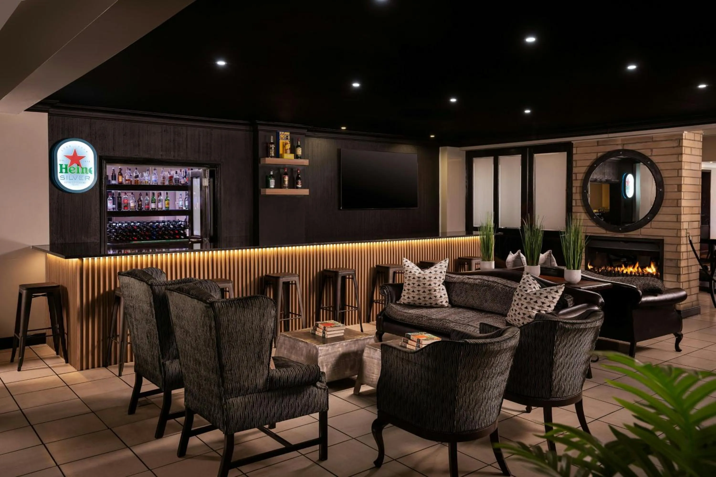 Lounge or bar in Protea Hotel by Marriott Bloemfontein