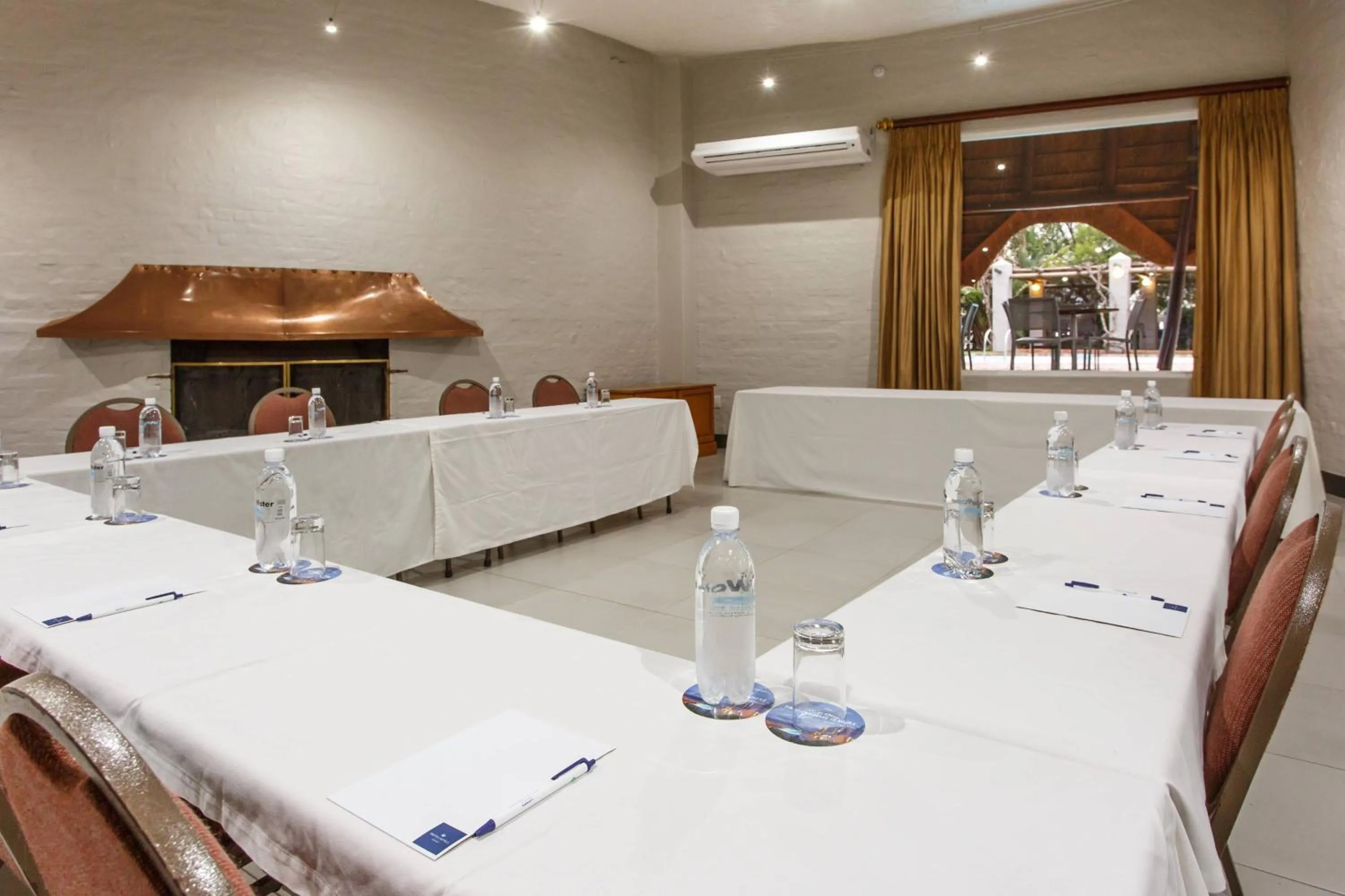 Meeting/conference room in Protea Hotel by Marriott Oudtshoorn Riempie Estate