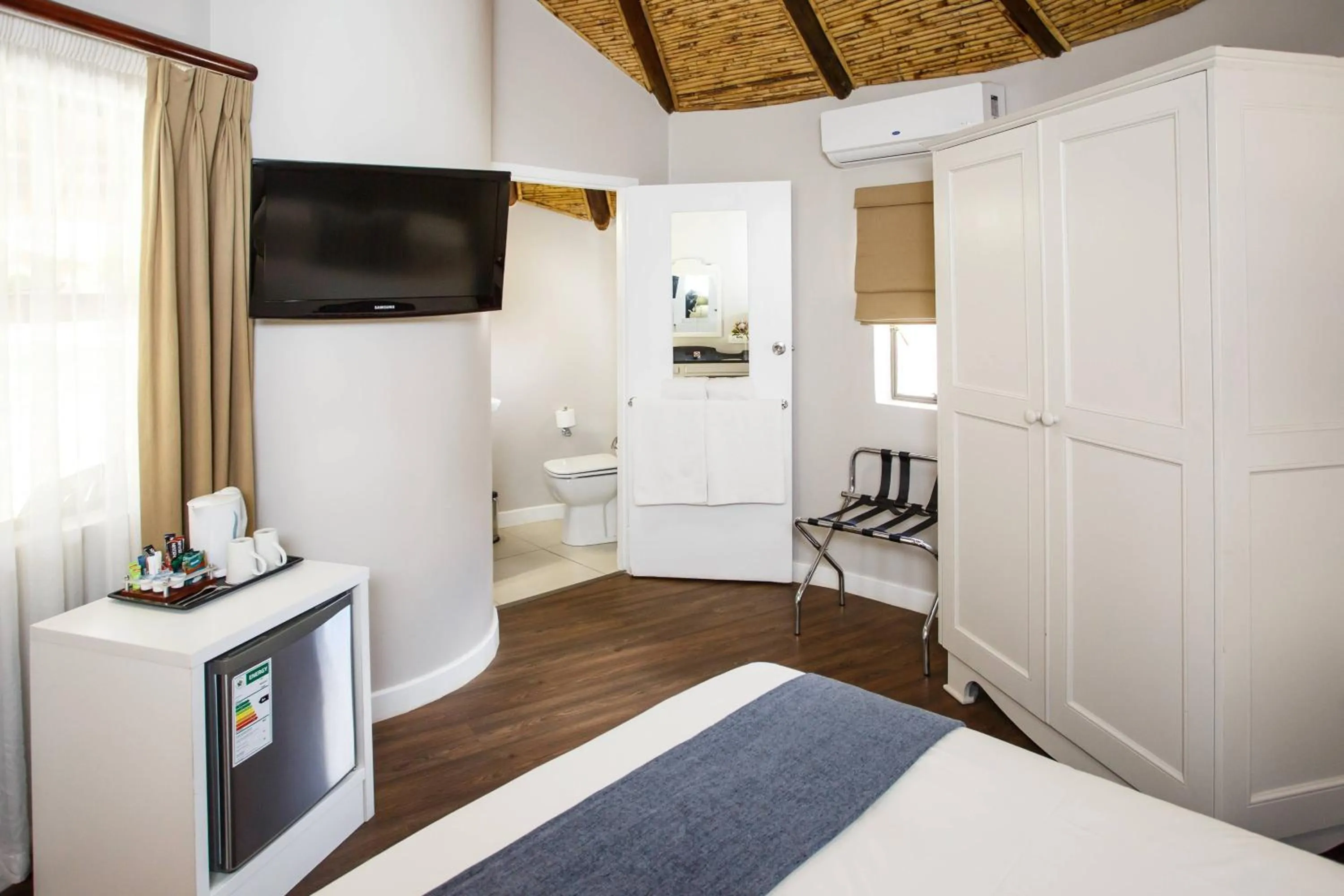 Photo of the whole room, Bed in Protea Hotel by Marriott Oudtshoorn Riempie Estate