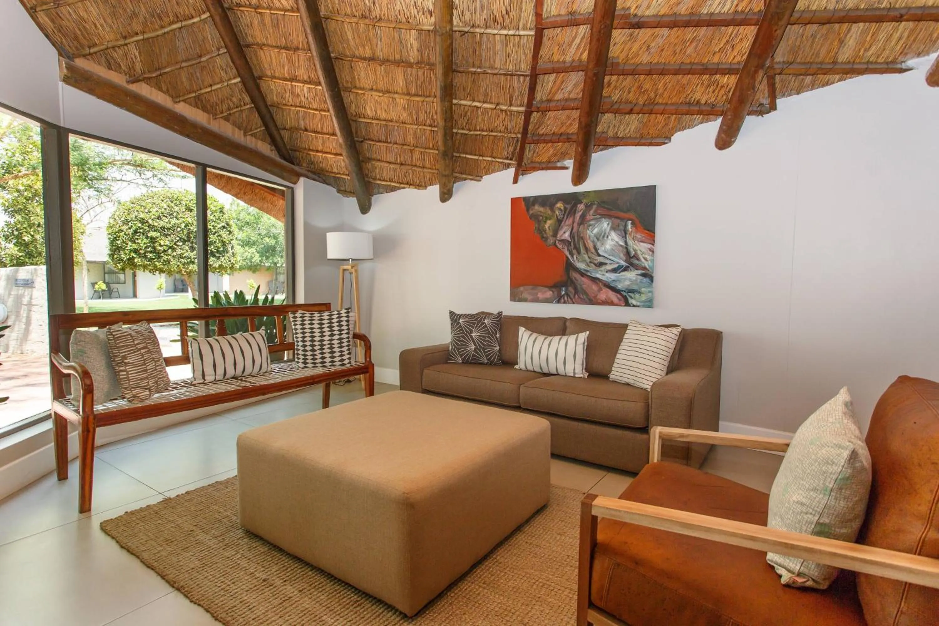 Lounge or bar in Protea Hotel by Marriott Oudtshoorn Riempie Estate