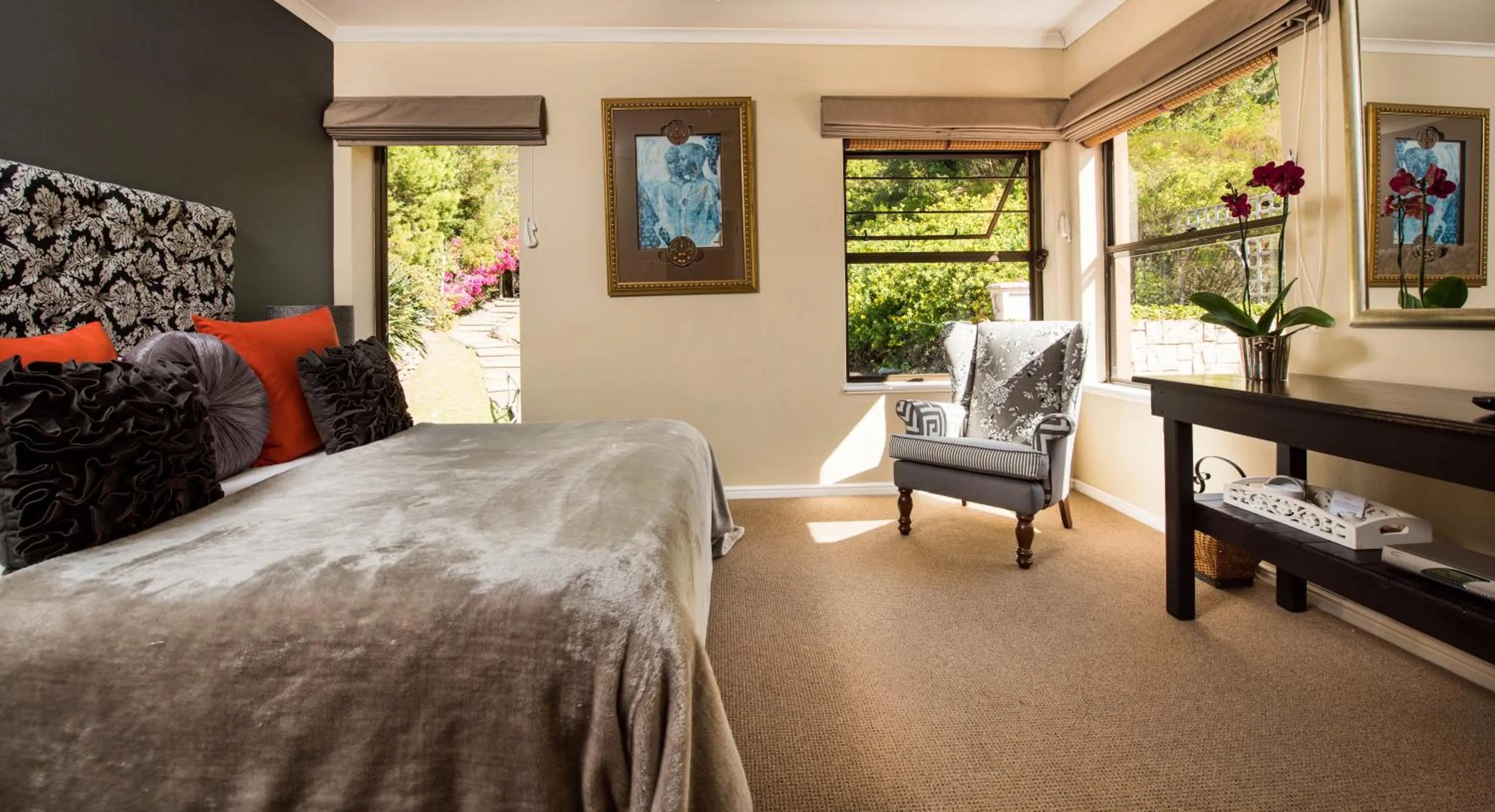 Photo of the whole room, Bed in Whale View Manor & Spa