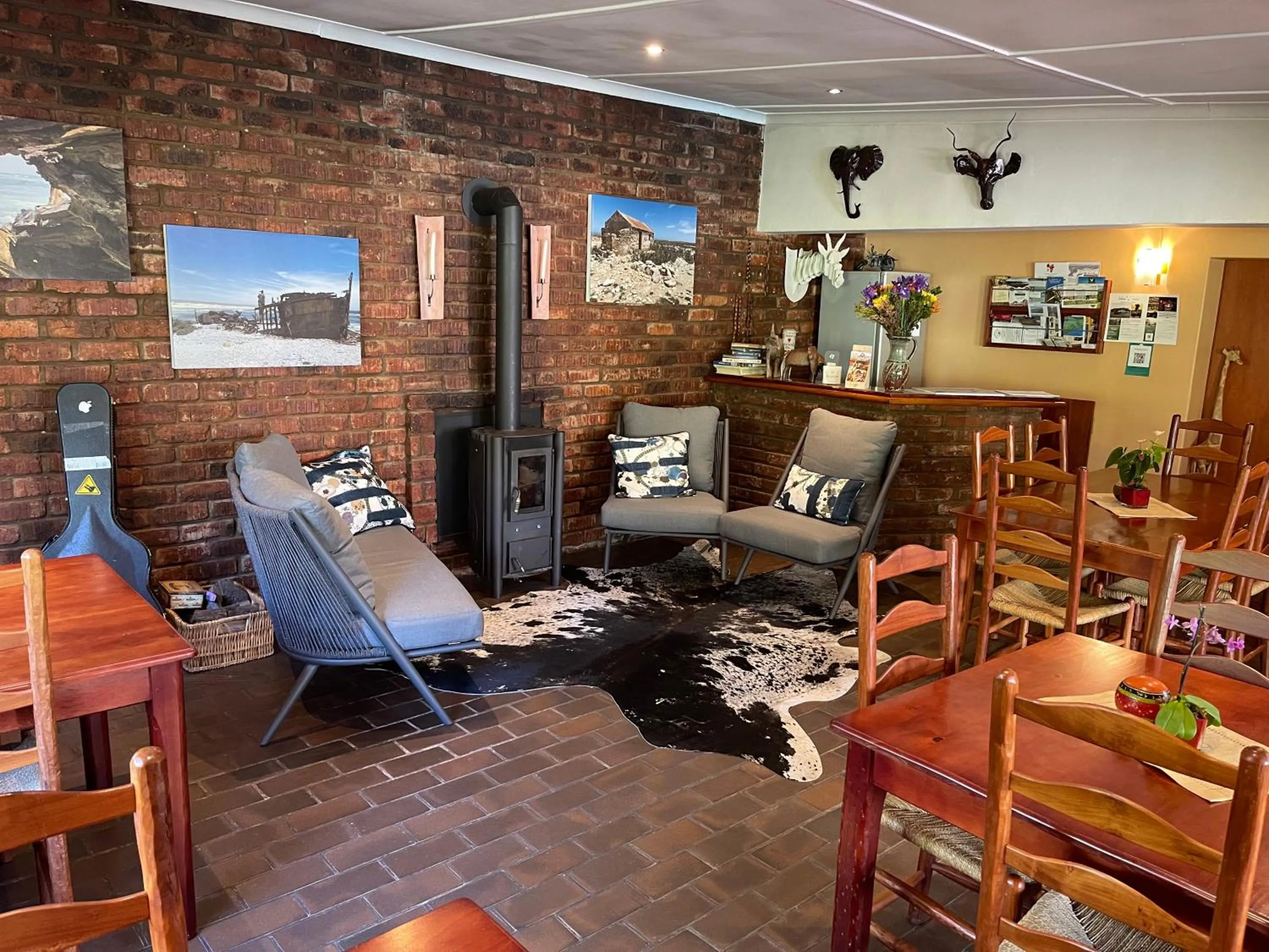 Communal lounge/ TV room in Marula Lodge